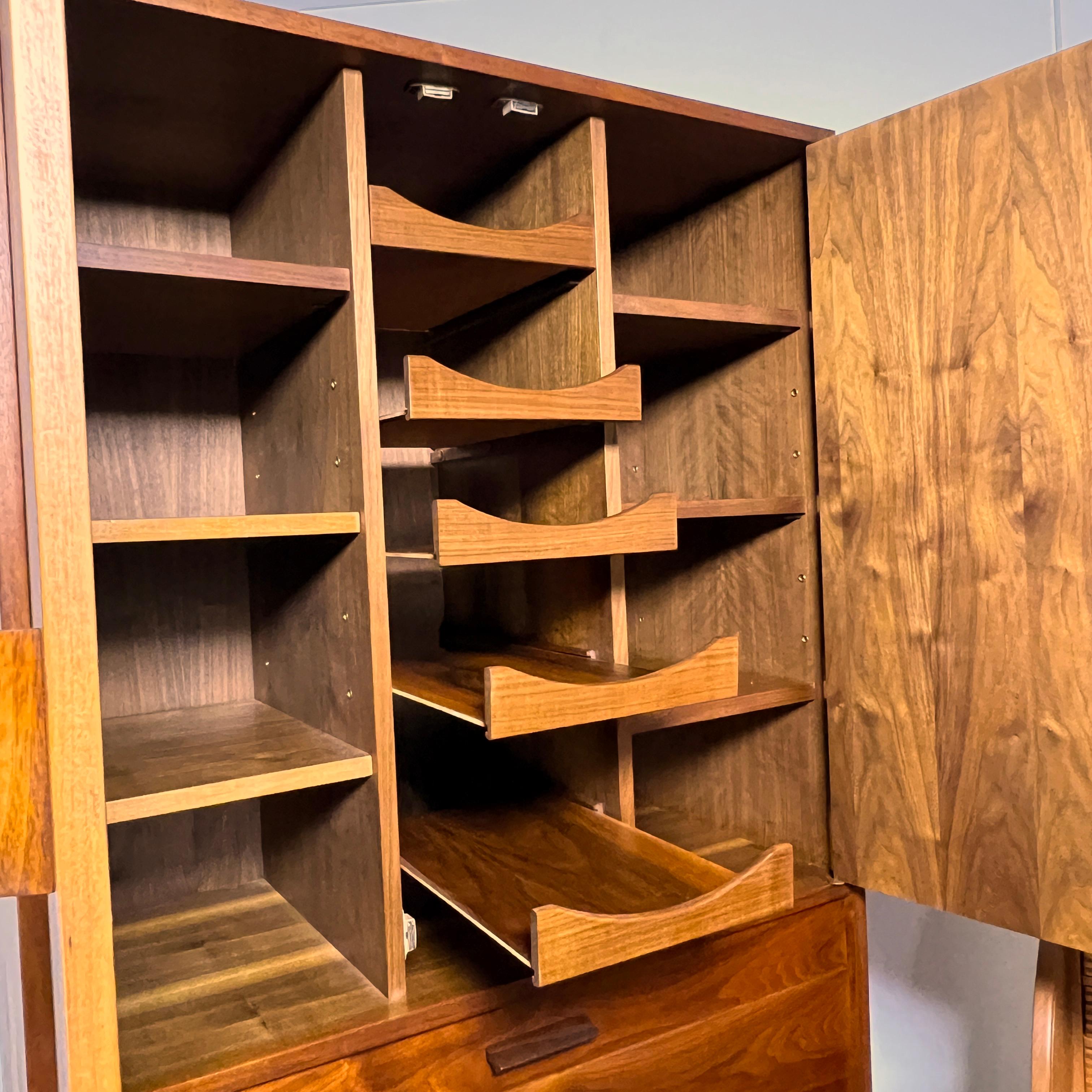 Richard Artschwager High Boy Nussbaum Kommode CIRCA 1950er Jahre im Zustand „Gut“ im Angebot in Peabody, MA
