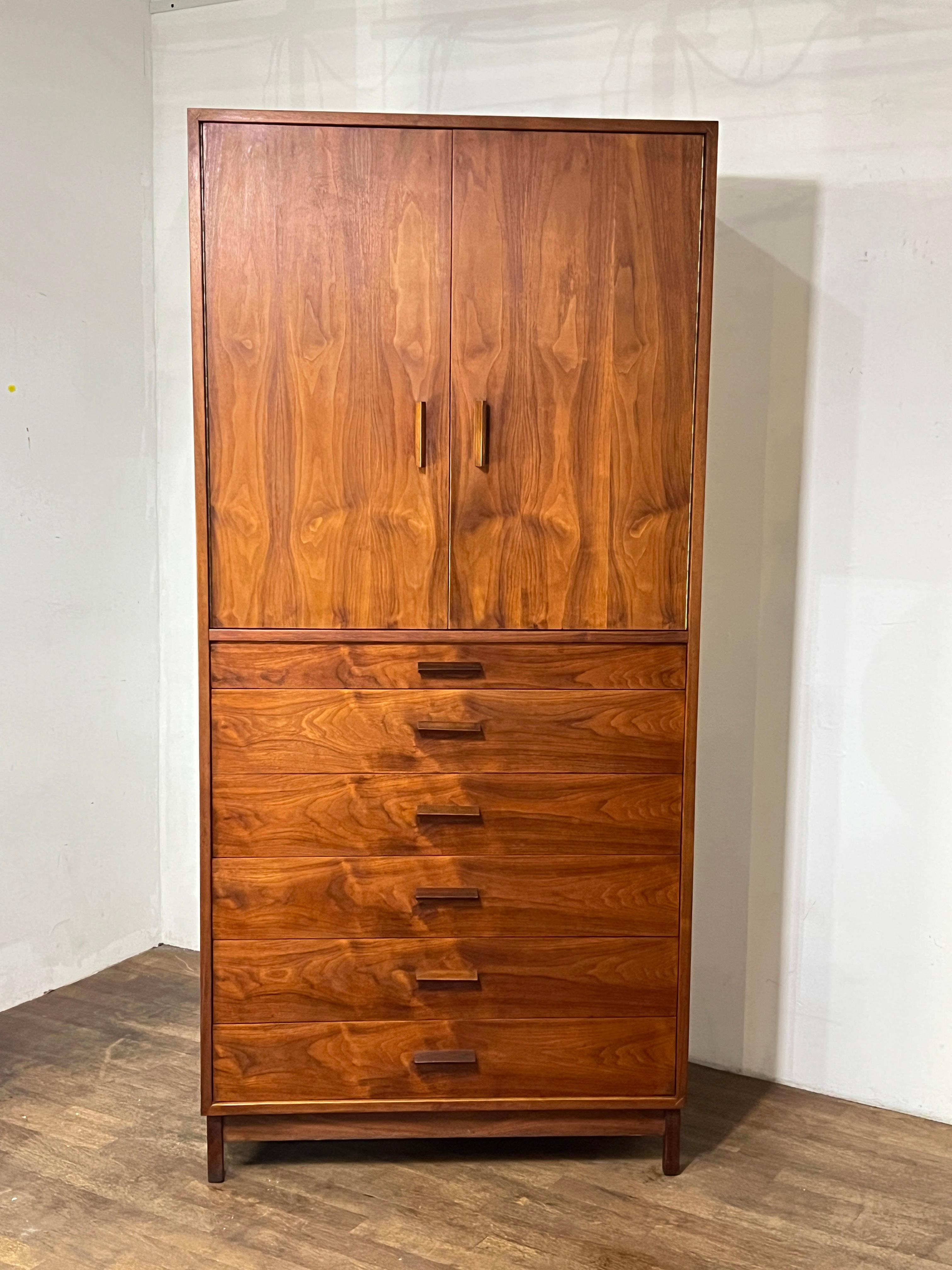 Richard Artschwager High Boy Nussbaum Kommode CIRCA 1950er Jahre im Angebot 1