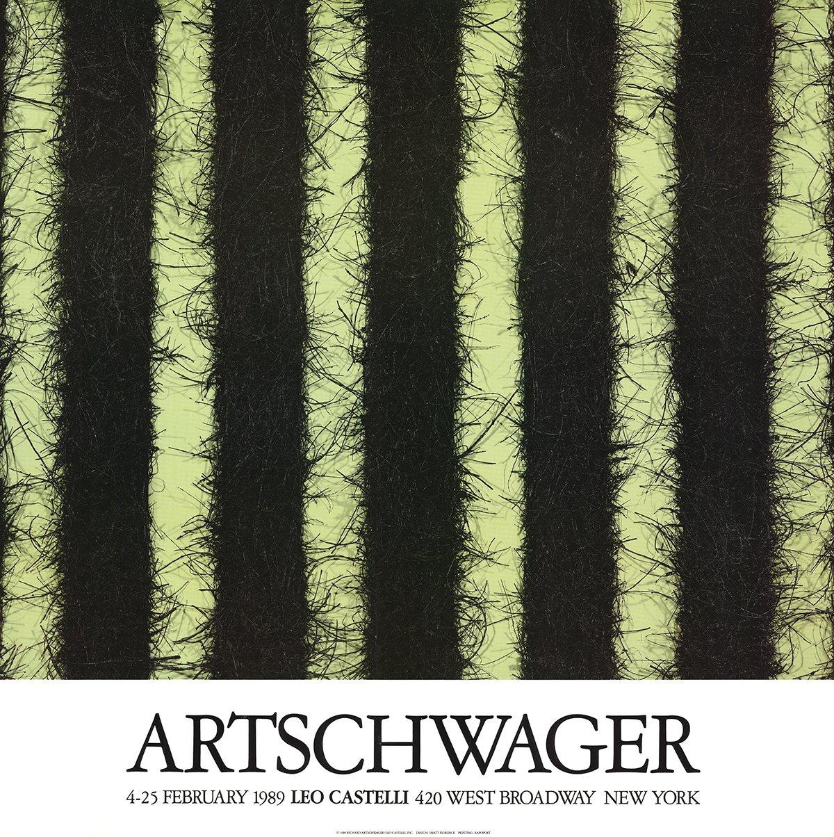 Il poster originale di Richard Artschwager, relativo alla sua mostra del 1989 presso la Leo Castelli Gallery, presenta linee verticali di colore verde e nero, creando una texture che ricorda un tessuto. Questo effetto visivo è un tratto distintivo