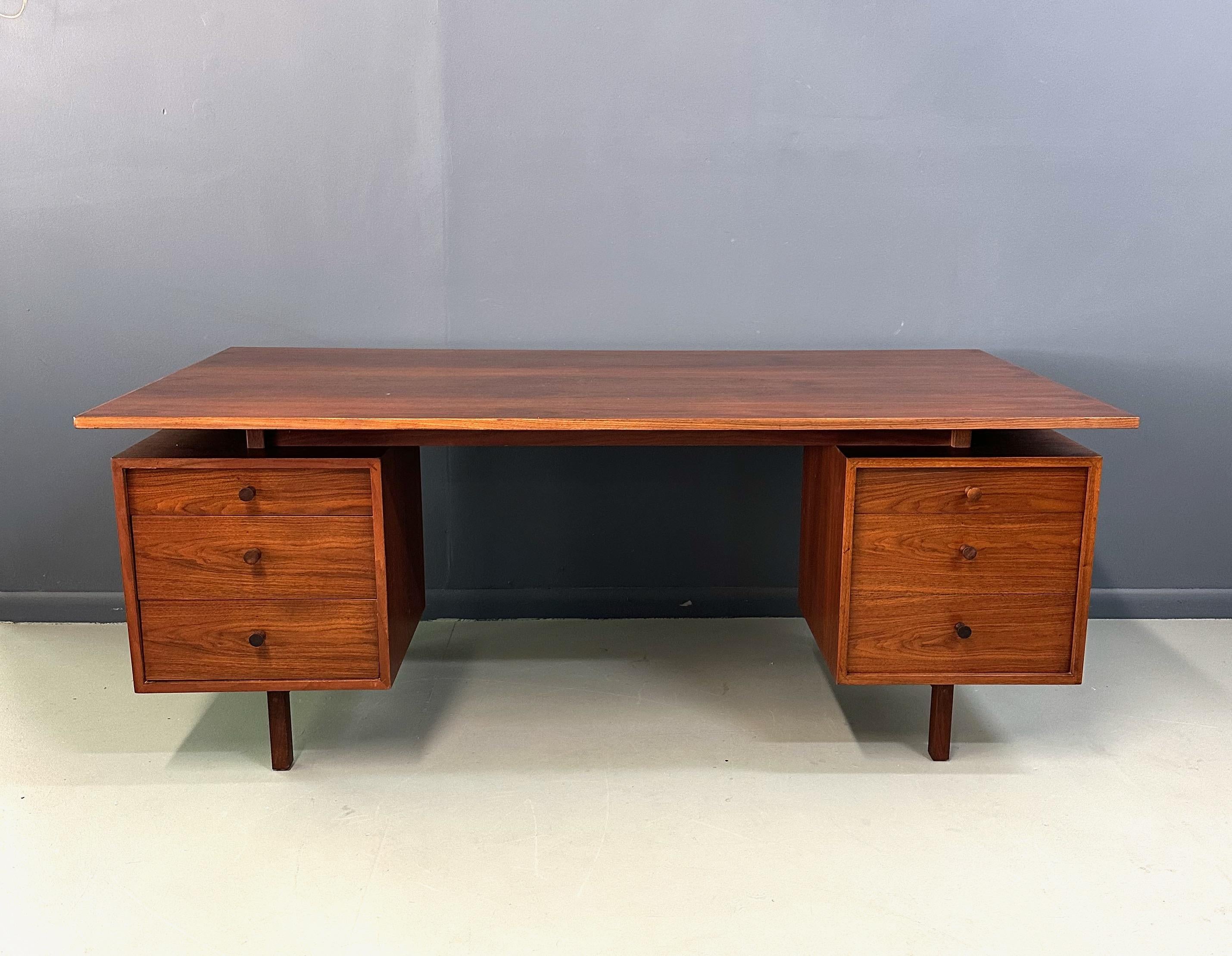 Mid-Century moderno Scrivania direzionale a doppio piedistallo in noce di Richard Artschwager, metà del XX secolo in vendita