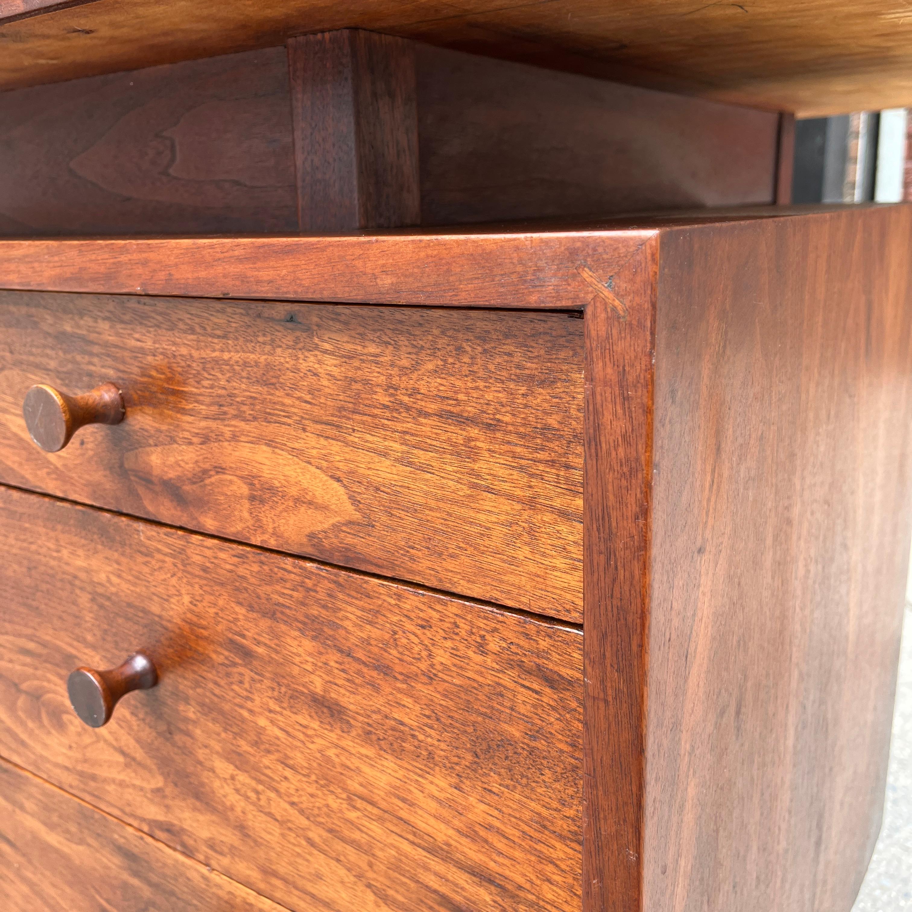 Bureau à un seul piédestal en noyer de Richard Artschwager, New York, années 1950 en vente 5