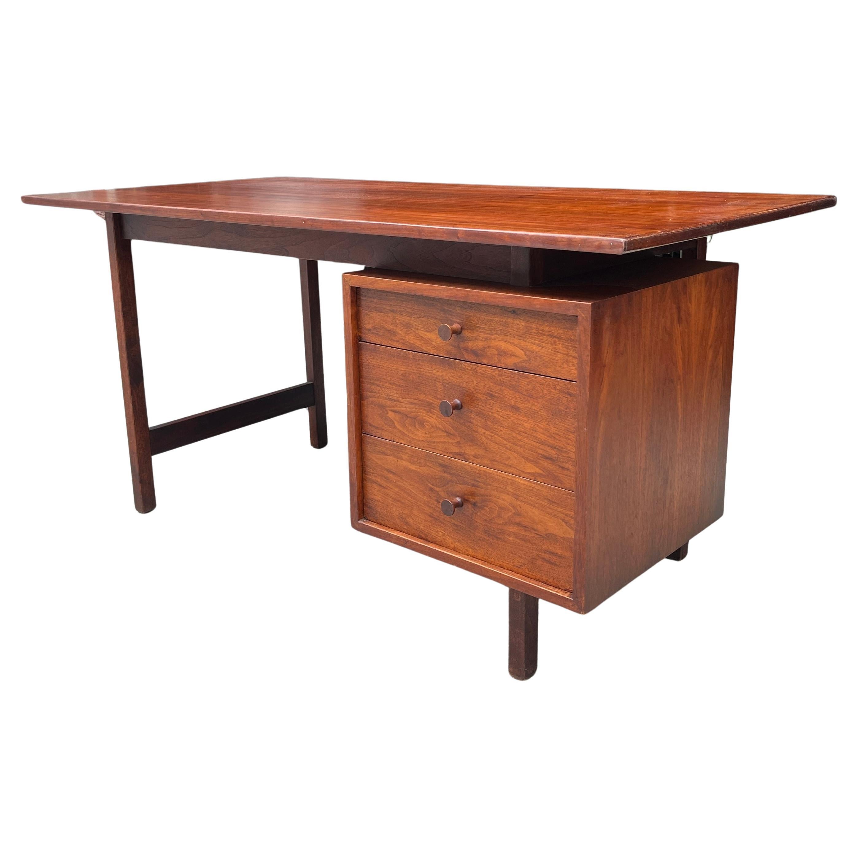 Mid-Century Modern Bureau à un seul piédestal en noyer de Richard Artschwager, New York, années 1950 en vente