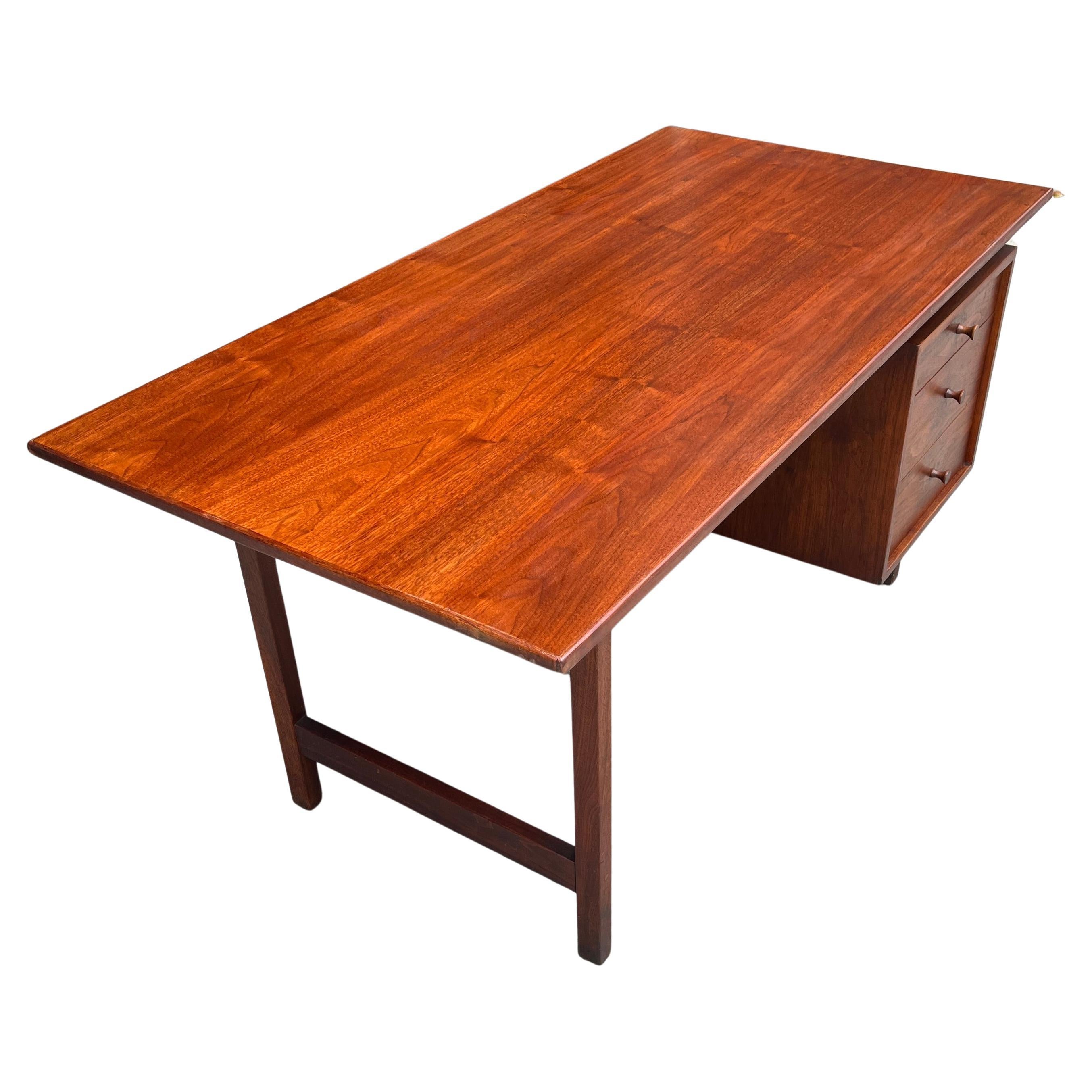 20ième siècle Bureau à un seul piédestal en noyer de Richard Artschwager, New York, années 1950 en vente