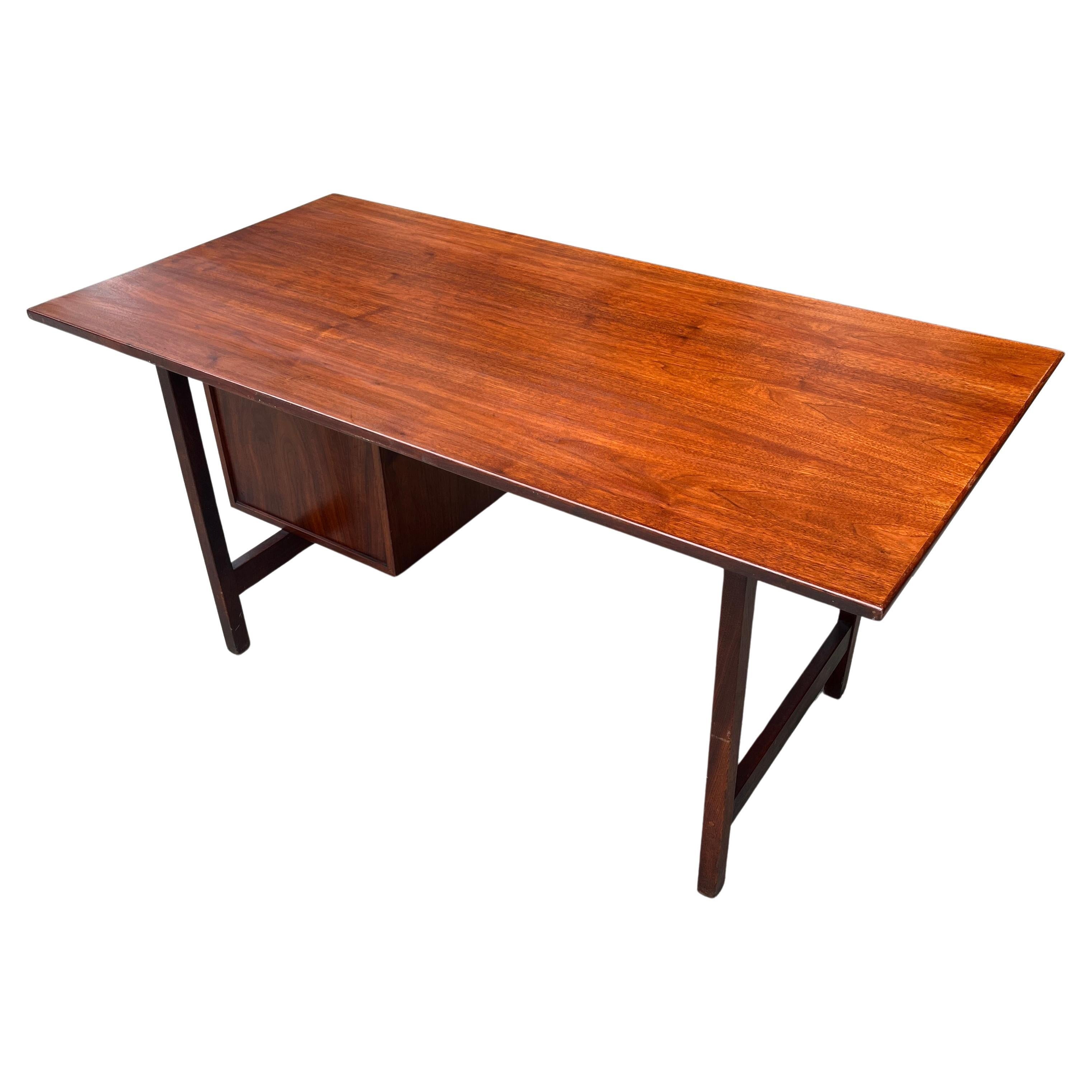 Noyer Bureau à un seul piédestal en noyer de Richard Artschwager, New York, années 1950 en vente