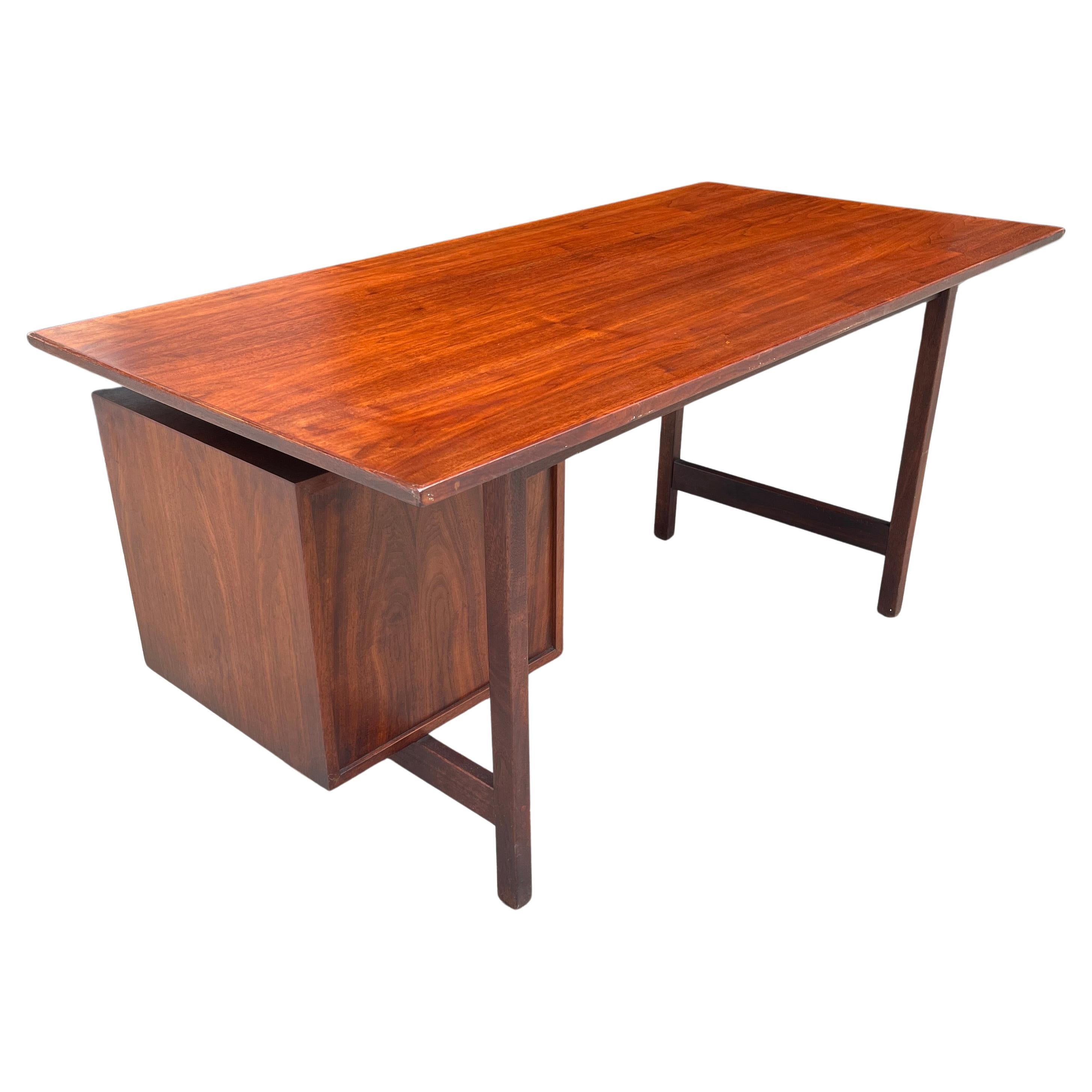 Bureau à un seul piédestal en noyer de Richard Artschwager, New York, années 1950 en vente 1