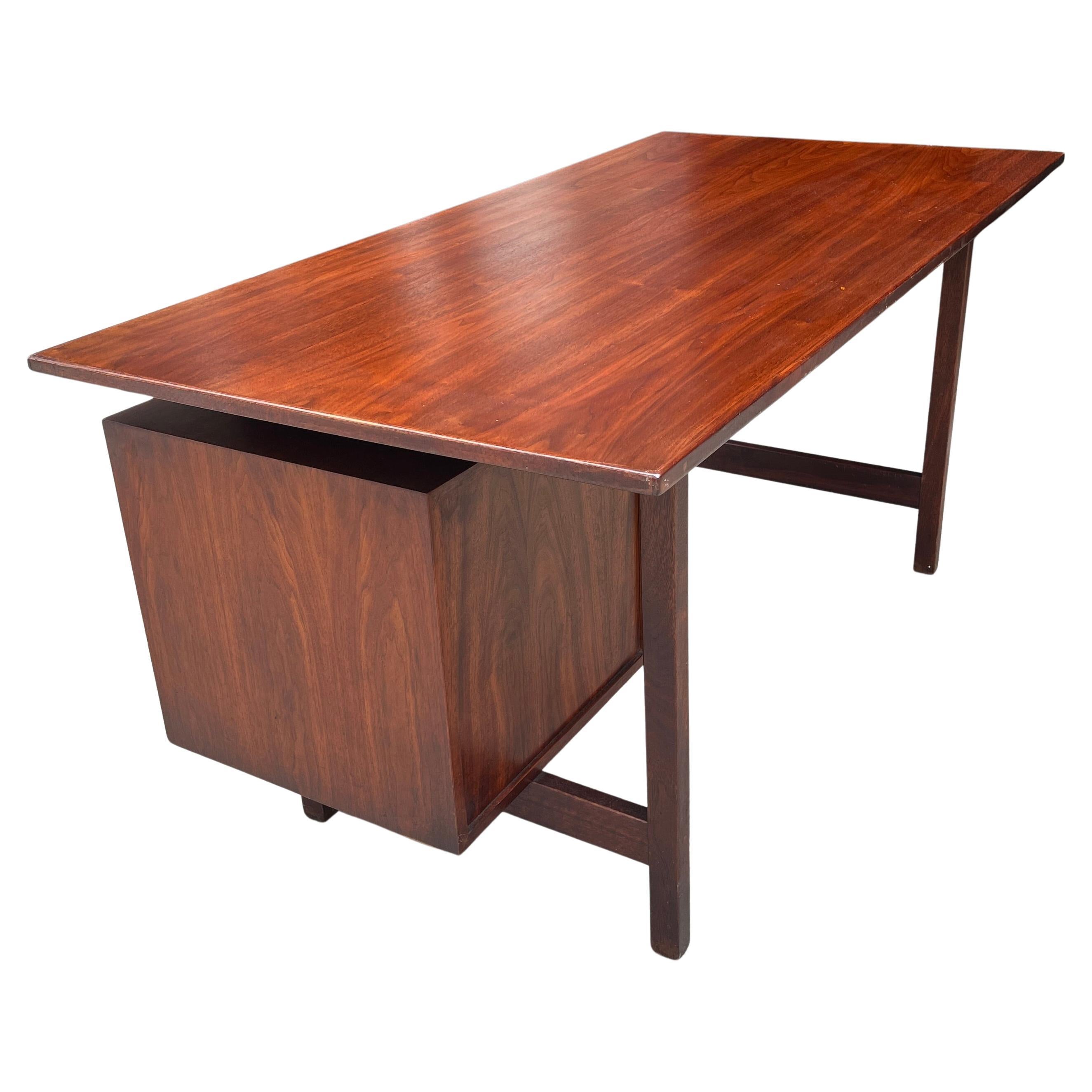Bureau à un seul piédestal en noyer de Richard Artschwager, New York, années 1950 en vente 2