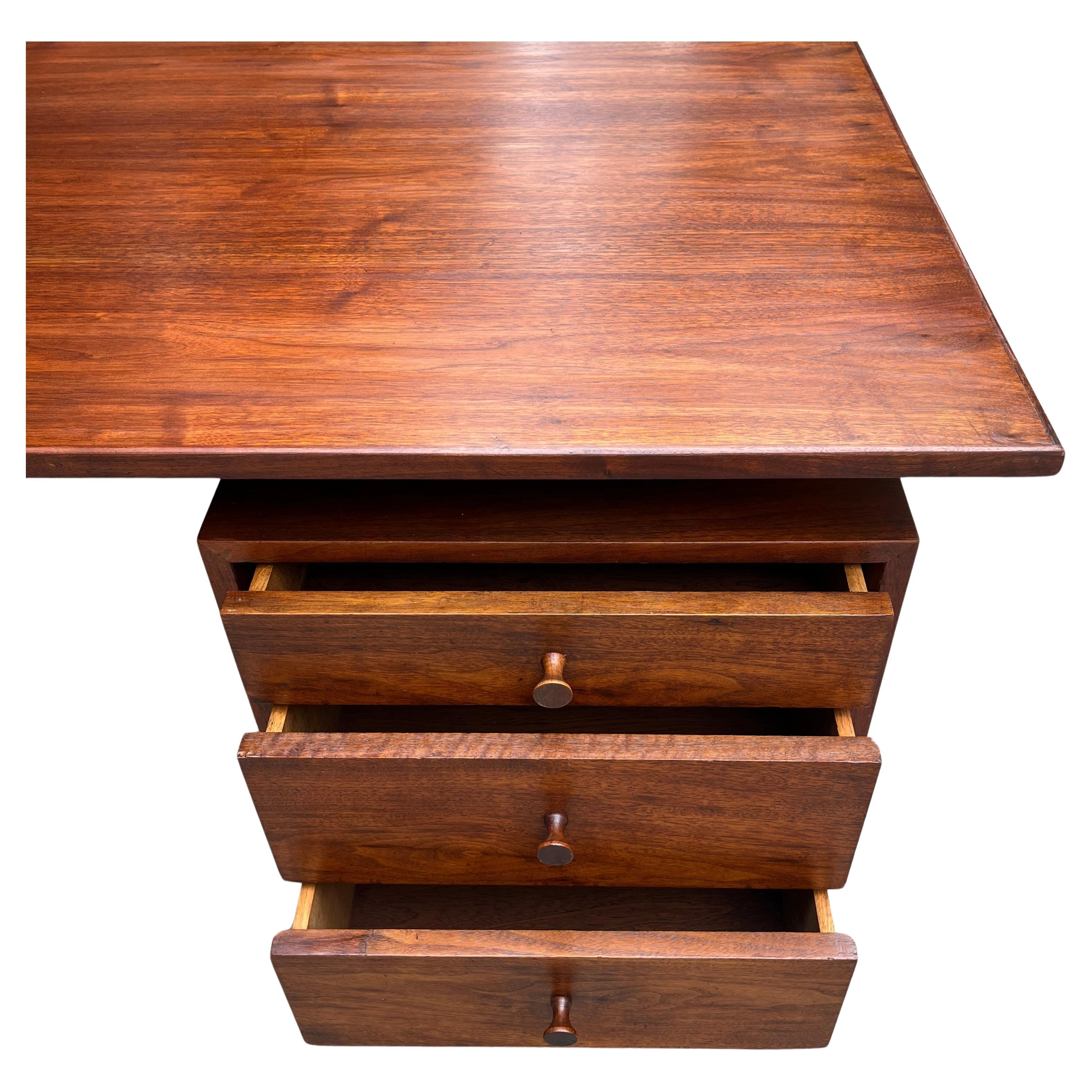 Bureau à un seul piédestal en noyer de Richard Artschwager, New York, années 1950 en vente 3
