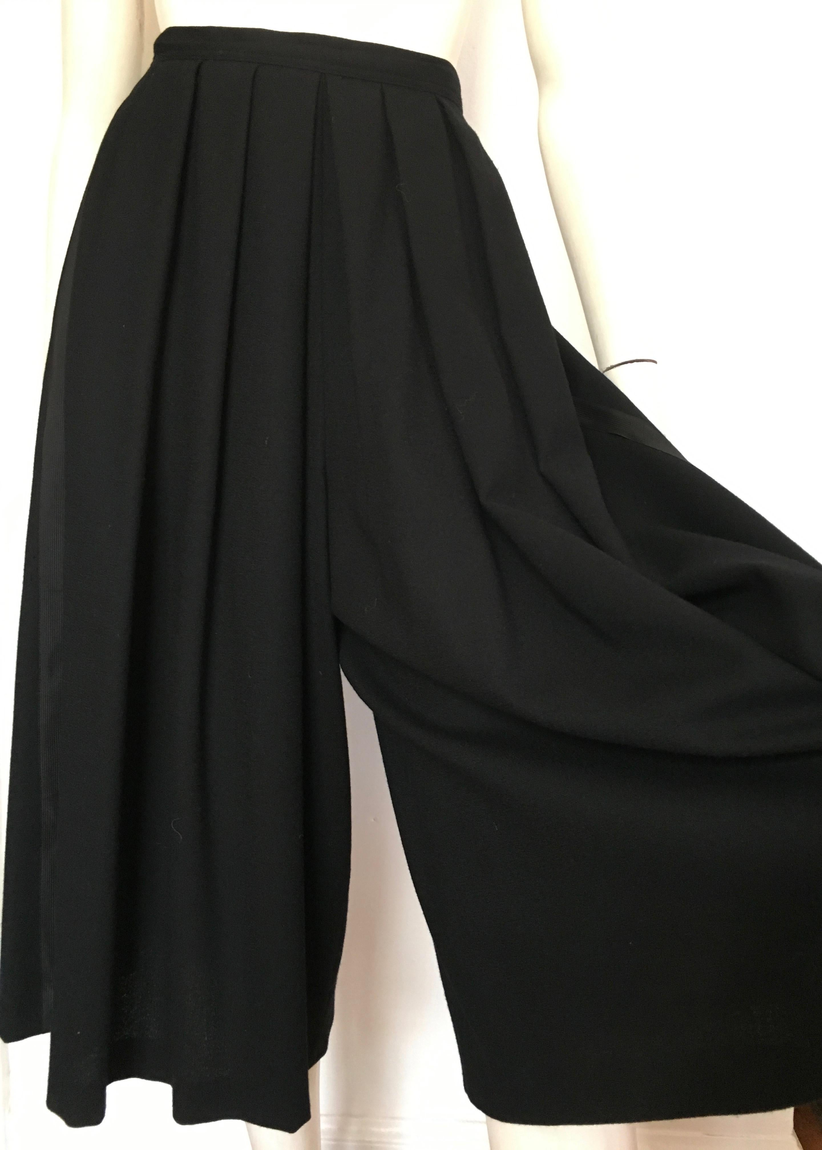 Richard Assatly 1970s Black Wool Pleated Culottes with Pockets Size 6. In Excellent Condition For Sale In Atlanta, GA