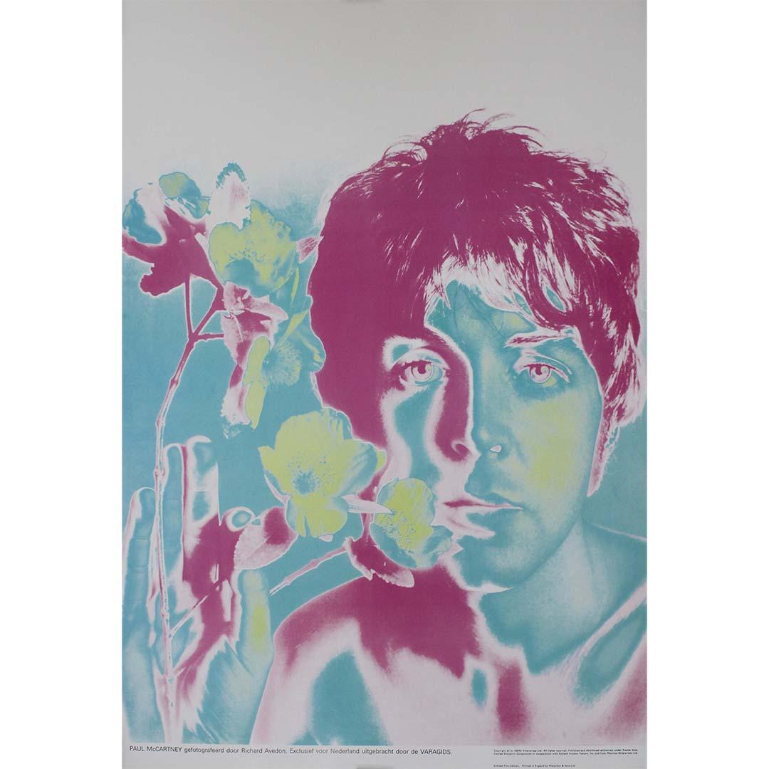 L'affiche originale de 1967 représentant Paul McCartney, membre emblématique des Beatles, capturée par le légendaire photographe Richard Avedon, est un artefact important de l'histoire de la culture pop. Imprimée par Waterlow & Sons Ltd en