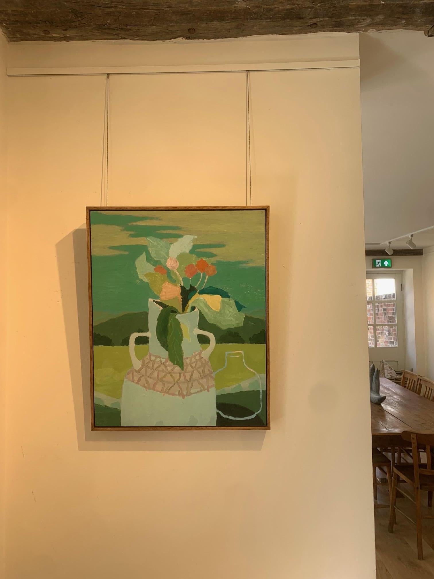 Naturaleza Muerta, Jarrón Azul en Verde, 2024 - Flores en Jarra con Pintura de Paisaje en venta 3
