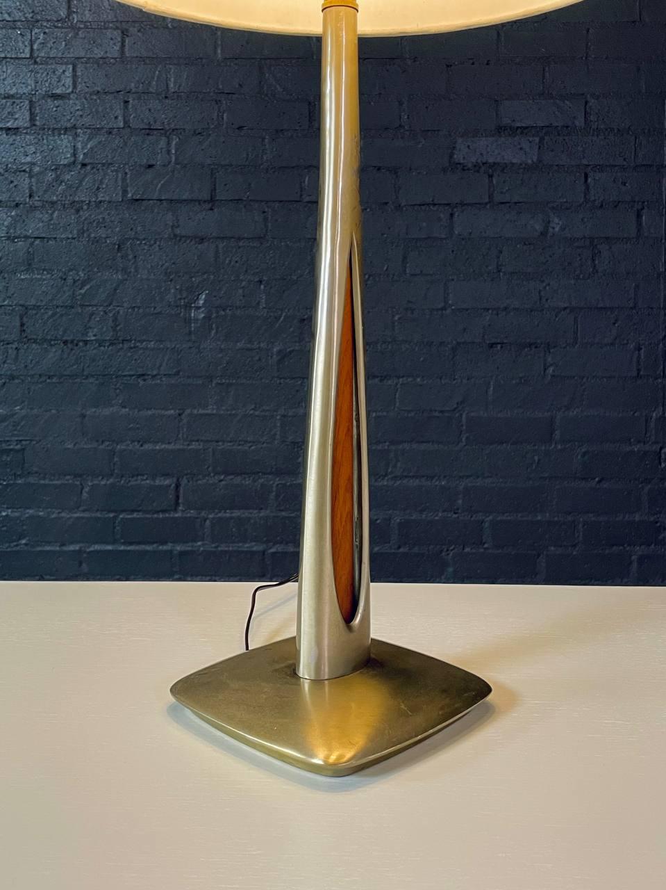 Lámpara de mesa Richard Barr de latón y nogal para Laurel en venta 1