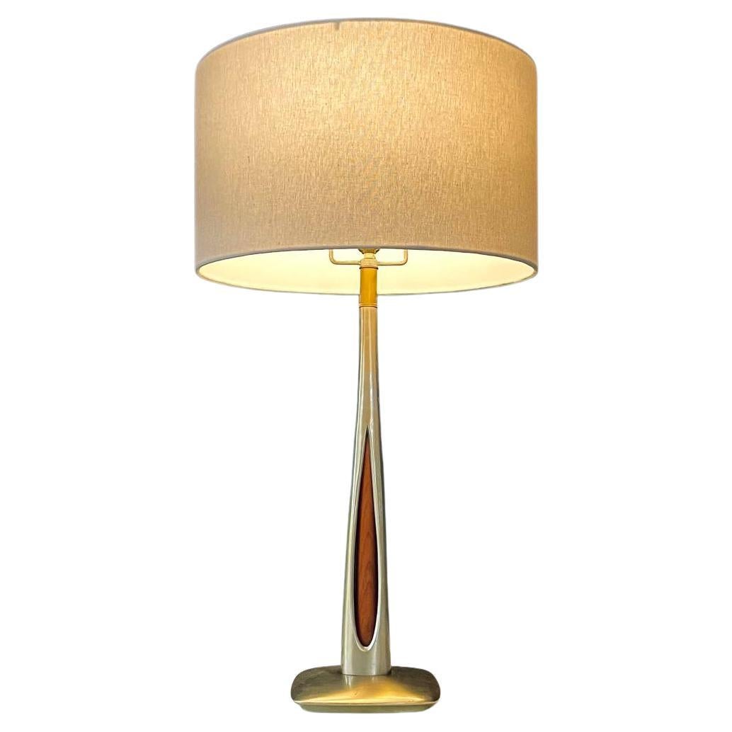 Lámpara de mesa Richard Barr de latón y nogal para Laurel en venta