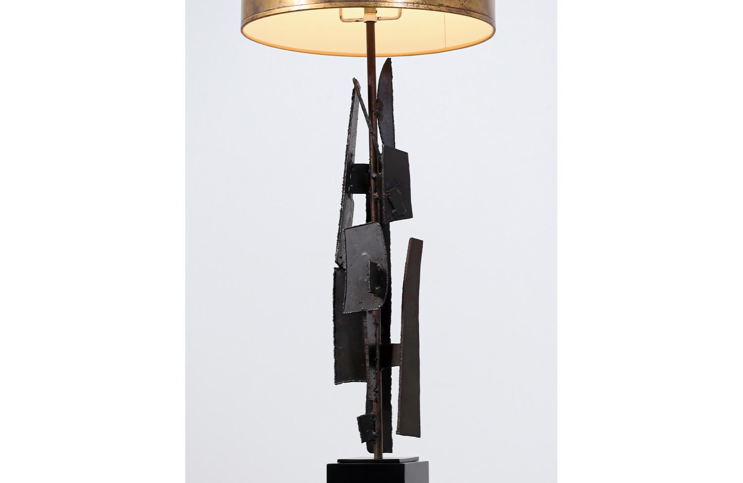 Expertly Restored - Richard Barr Brutalist Iron Table Lamp for Laurel  In Excellent Condition For Sale In Los Angeles, CA