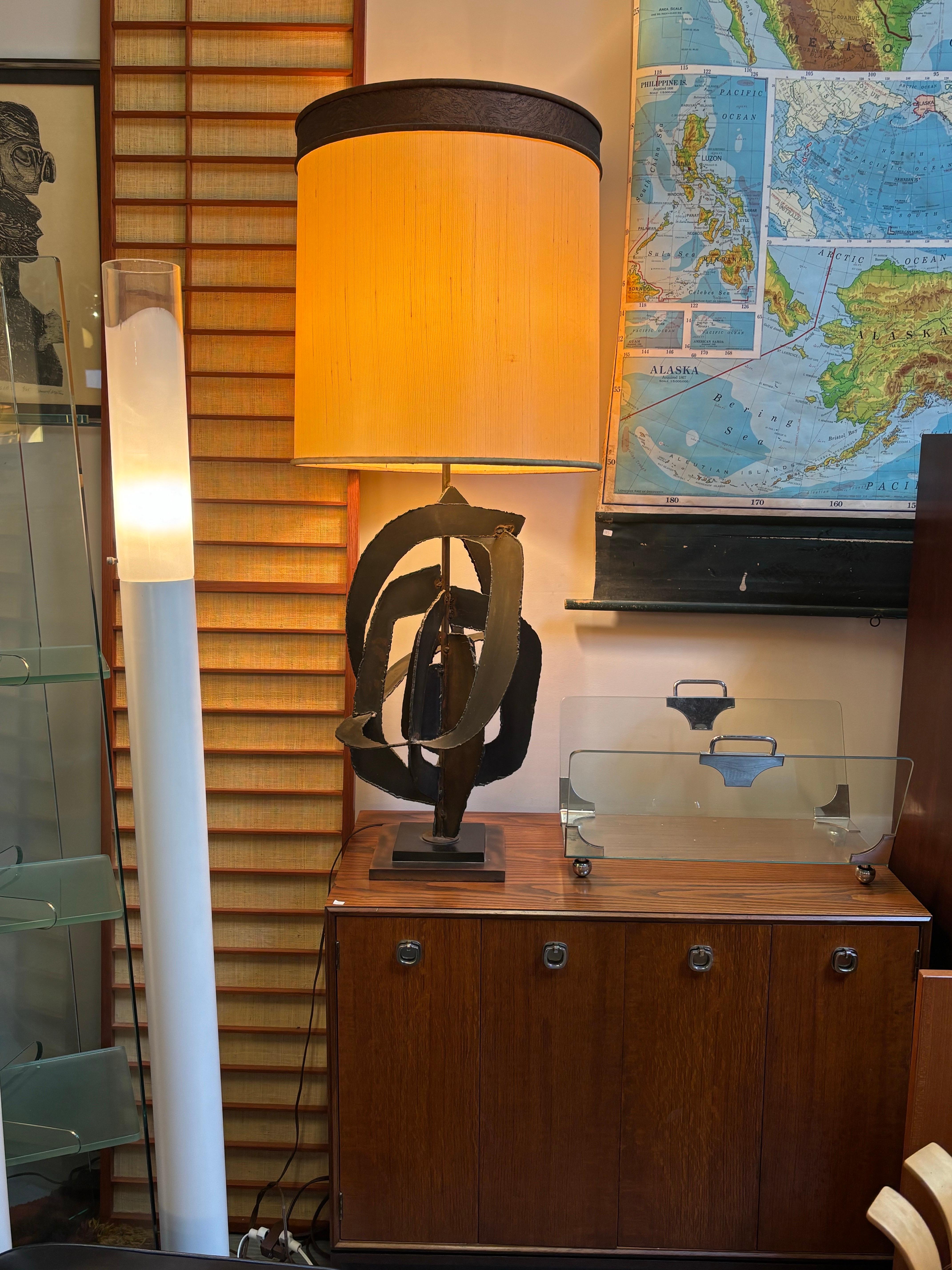 20ième siècle Richard Barr for Laurel Lighting Brutalist Table Lamp en vente