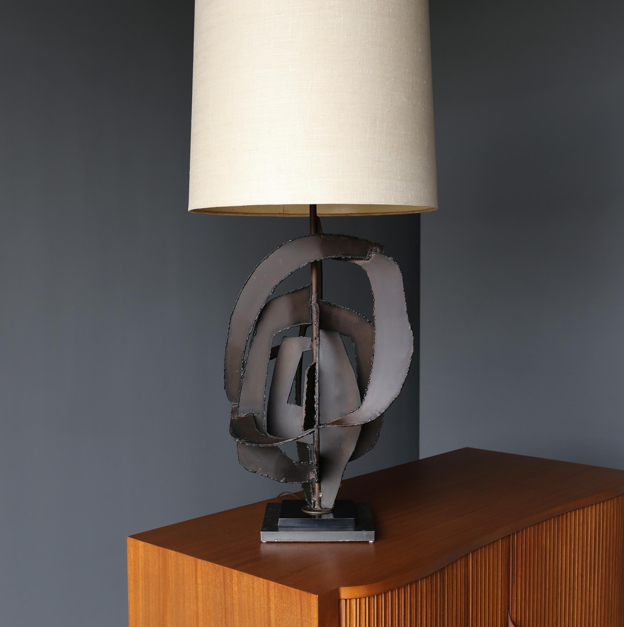 Richard Barr Sculptural Table Lamp for the STUDIO Collection by Laurel, United States, c.1965.  Beautiful torch cut and welded brutalist form. 

Measures: 

- 13