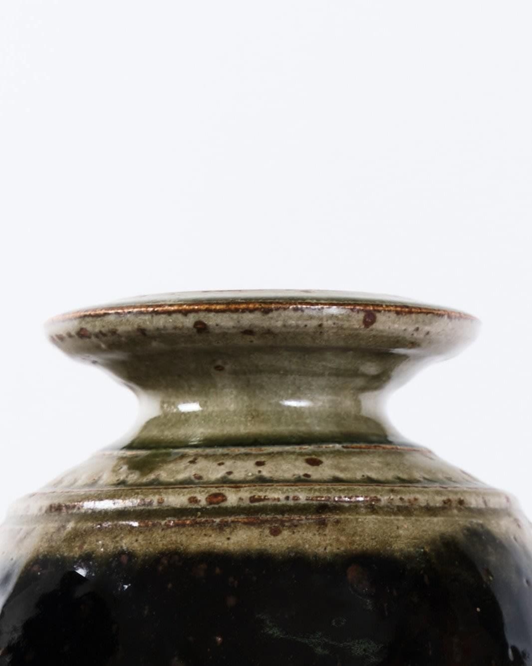 Steingut mit Tenmoku-Glasur. 
H37 x D17 cm