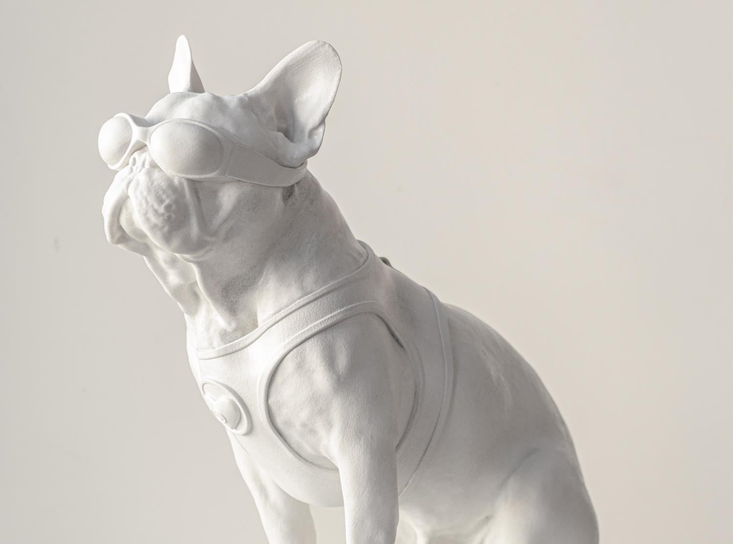 Handgefertigte Bulldogge-Skulptur, „Beach Bully“ – Sculpture von Richard Becker