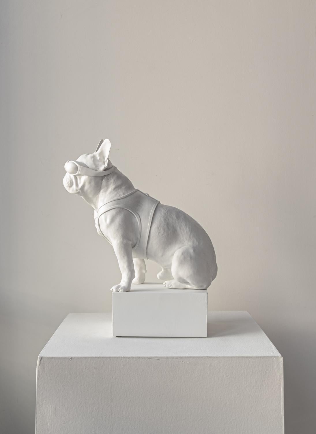 Handgefertigte Bulldogge-Skulptur, „Beach Bully“ (Braun), Still-Life Sculpture, von Richard Becker