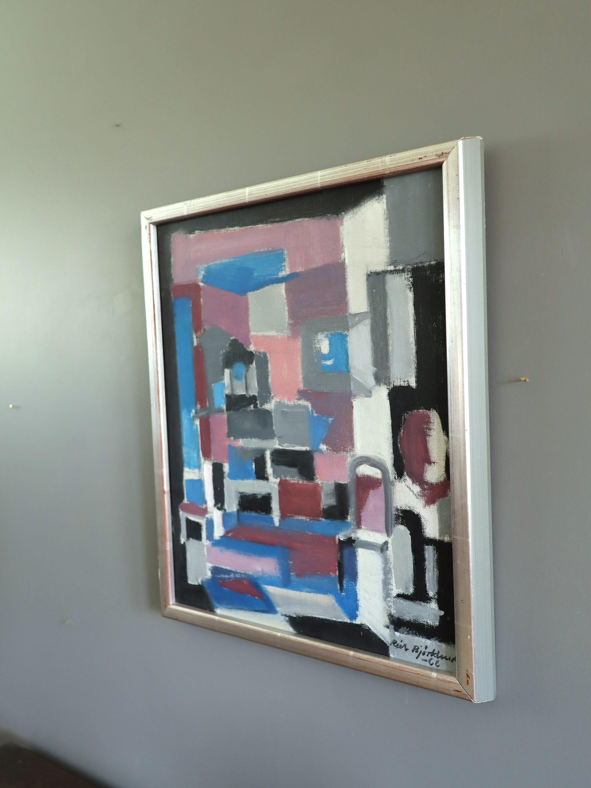KUBISTISCHES INTERIEUR MIT STUHL
Größe: 44,5 x 36,5 cm (einschließlich Rahmen)
Öl auf Karton

Ein fesselndes Gemälde aus der Mitte des Jahrhunderts, das eine abstrahierte Innenraumszene im kubistischen Stil zeigt. Es wurde in Öl auf Karton gemalt