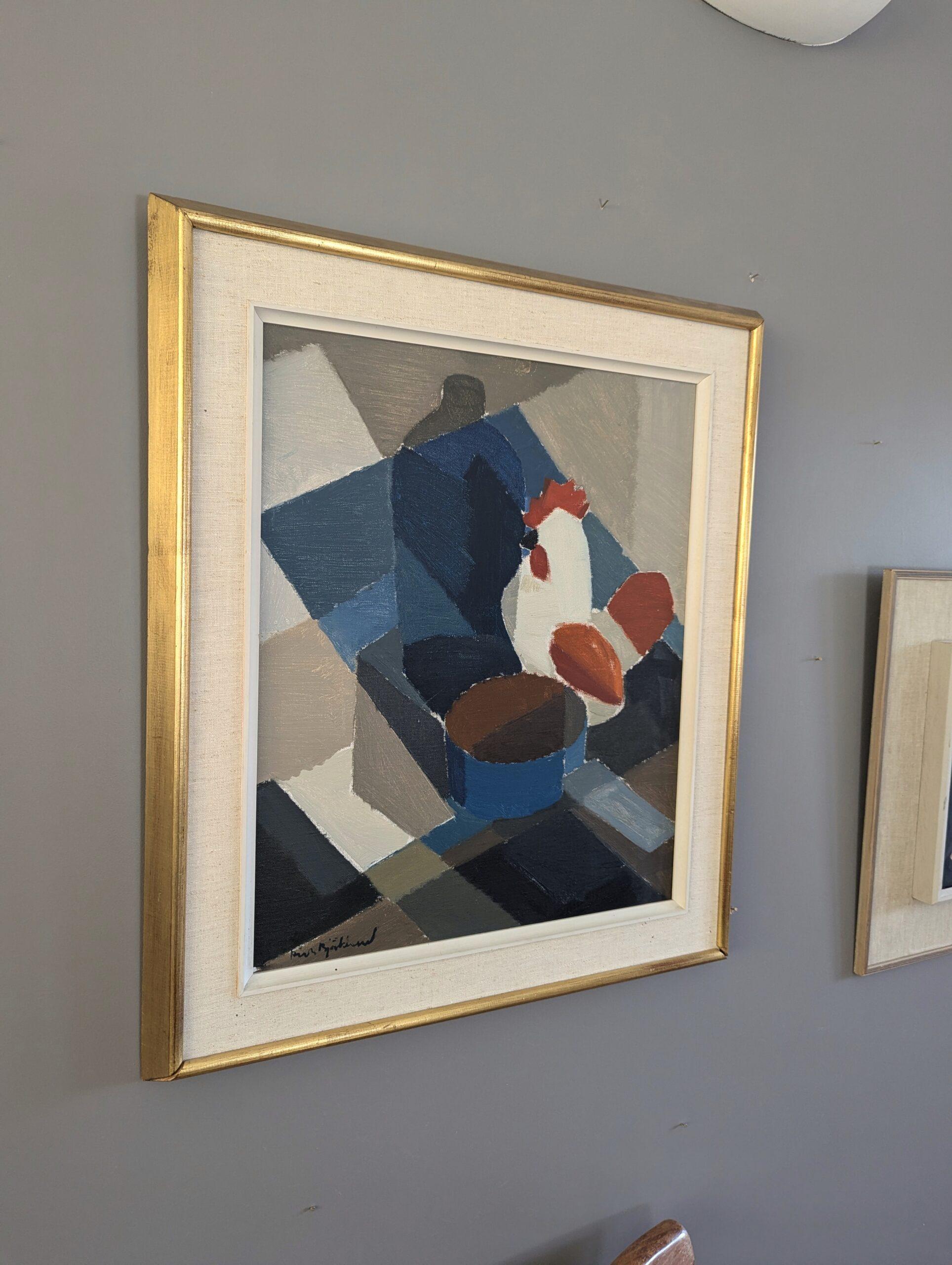 EL COCKEREL
Tamaño: 59 x 51 cm (incluido el marco)
Óleo sobre lienzo

Una composición de bodegón de estilo modernista de mediados de siglo, brillantemente ejecutada, pintada al óleo sobre lienzo por el consagrado artista sueco Richard Björklund