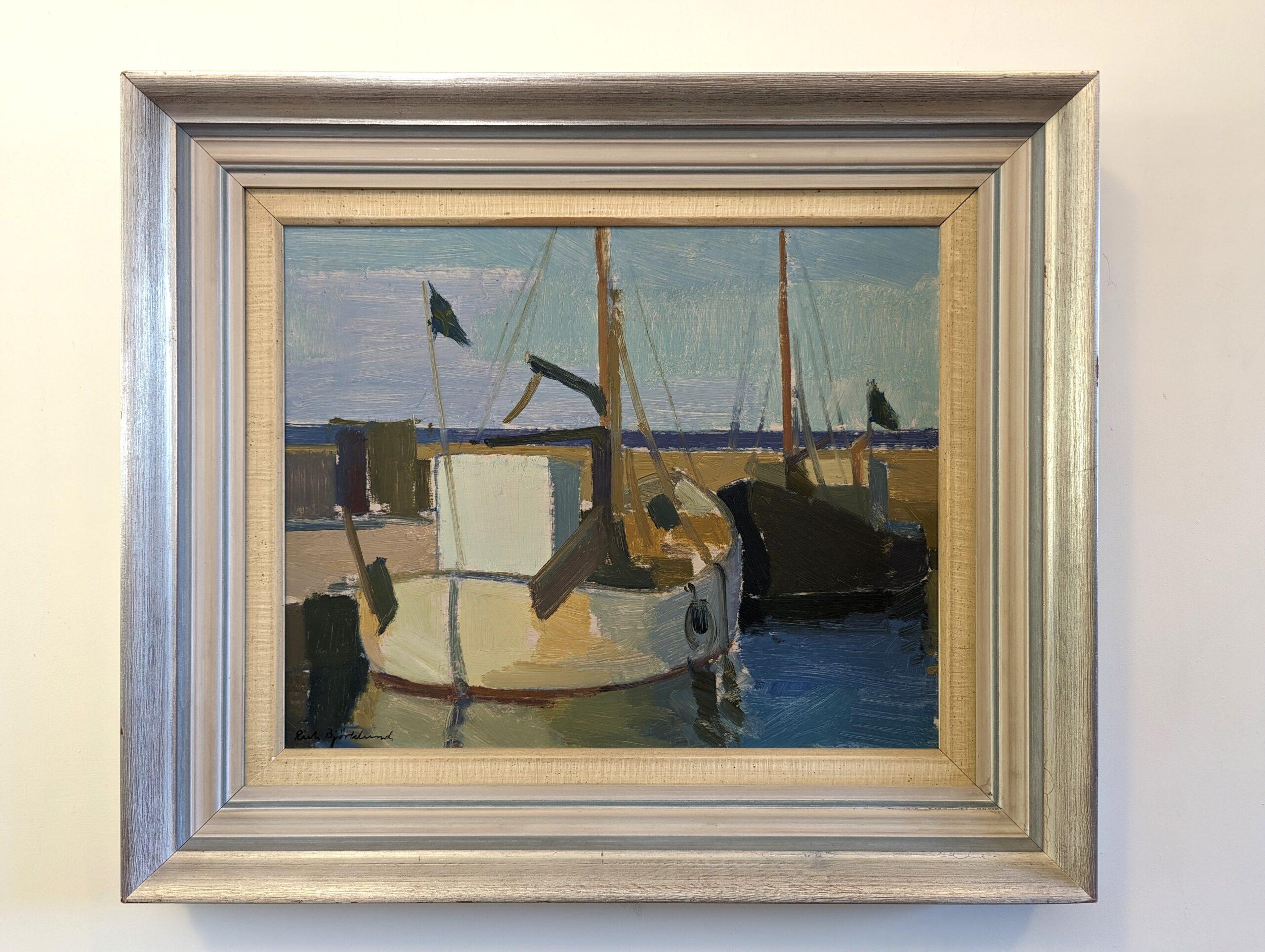 LATO PORTO
Dimensioni: 47 x 55 cm (cornice inclusa)
Olio su tavola

Una composizione di paesaggio marino rilassante e brillantemente eseguita, dipinta a olio su tavola dall'affermato artista svedese Richard Björklund (1897-1974), le cui opere sono