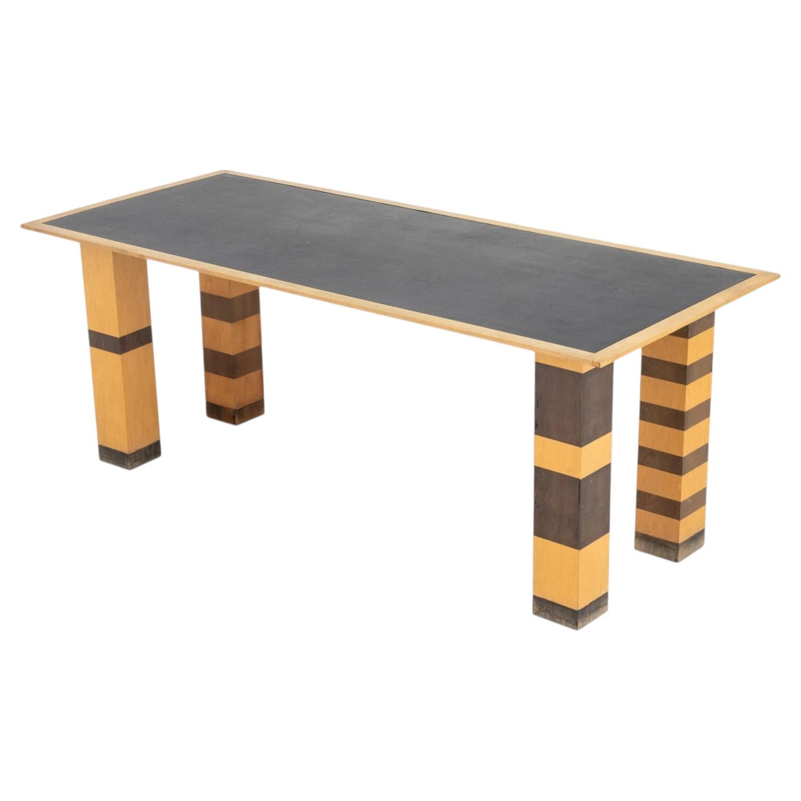Tavolo da pranzo moderno Richard Bloch, in legno con piano in linoleum nero