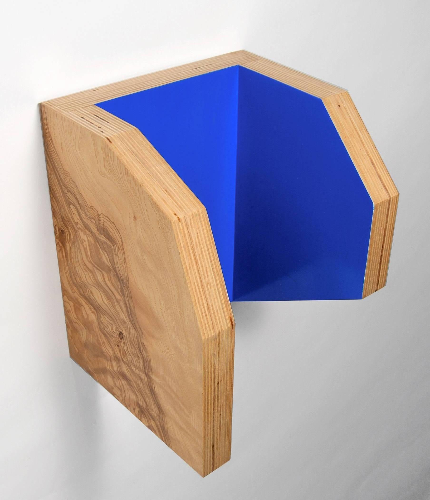 L'architecture et les objets fonctionnels constituent le vocabulaire de la sculpture de Richard Bottwin.  Les surfaces en contreplaqué, stratifiées avec des placages de bois ou peintes avec des couleurs acryliques, sont configurées pour révéler des