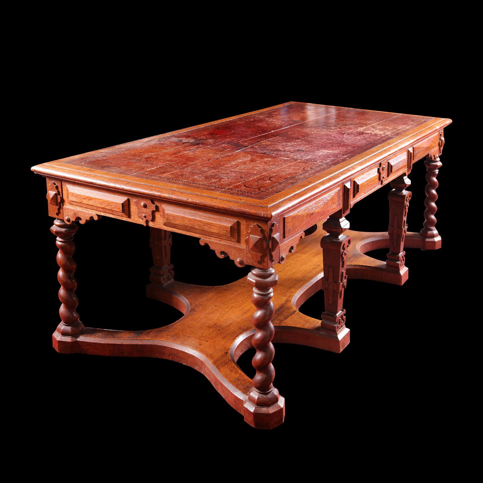 Intagliato a mano Richard Bridgens, scrivania in legno di quercia in stile rinascimentale inglese. in vendita