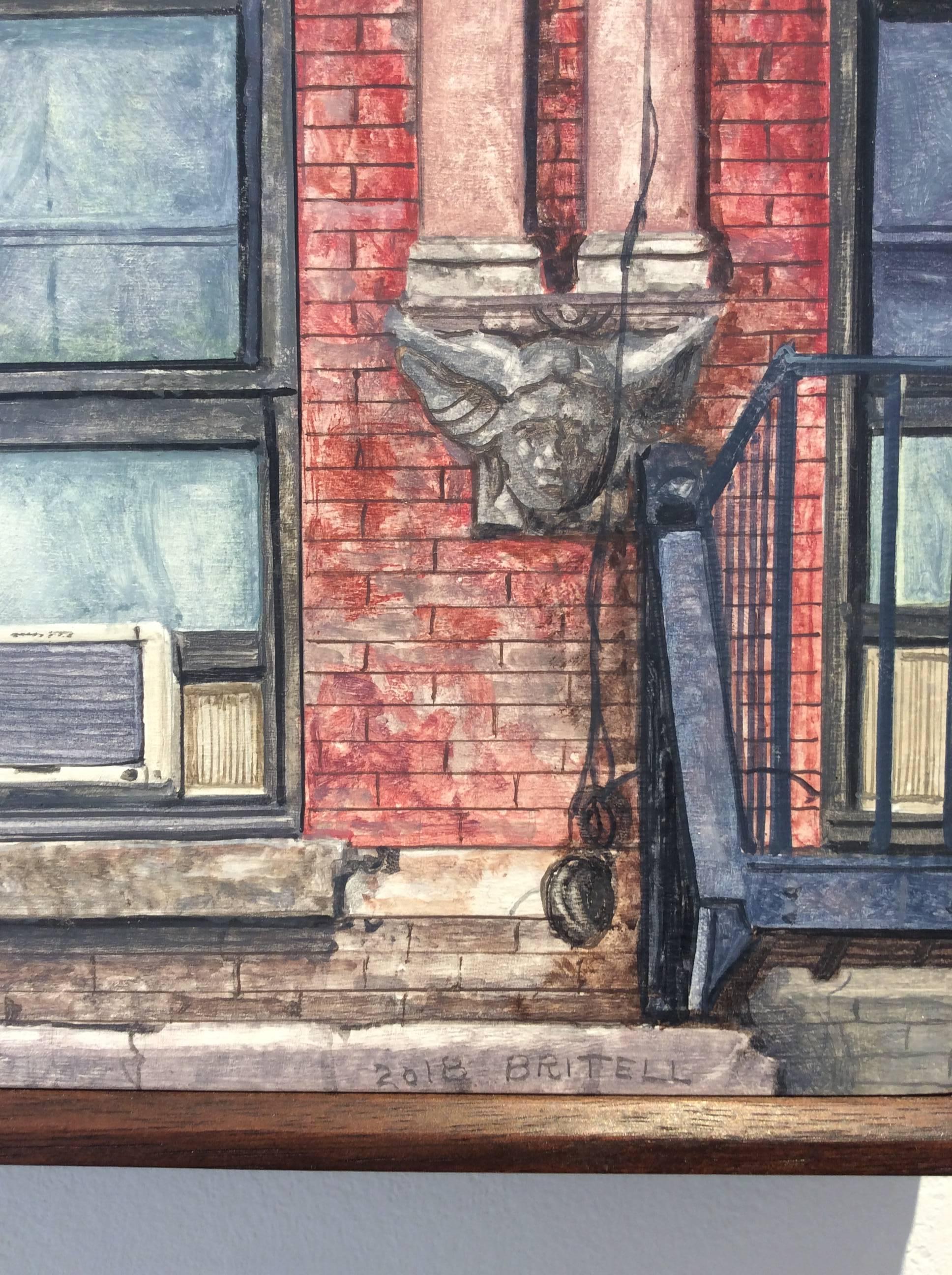 Fotorealistisches Ölgemälde eines roten Backsteingebäudes in der Madison Street in Manhattans Lower East Side. 
öl auf Holz in einem vom Künstler angefertigten Rahmen aus dunklem Holz
10 x 8 Zoll

Dieses zeitgenössische, realistische Ölgemälde eines