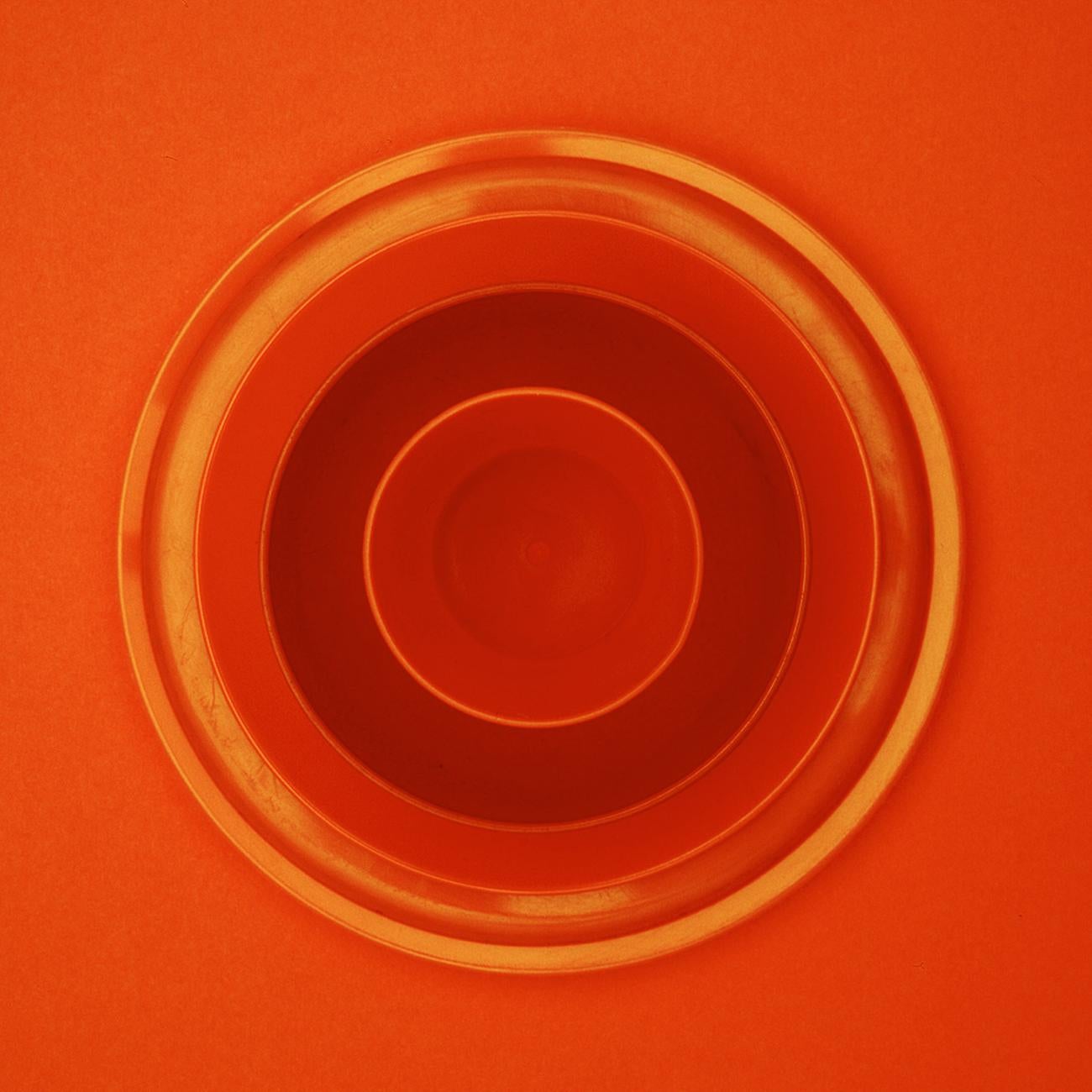 Combinación Naranja (Fotografía Abstracta) - Photograph Abstracto de Richard Caldicott