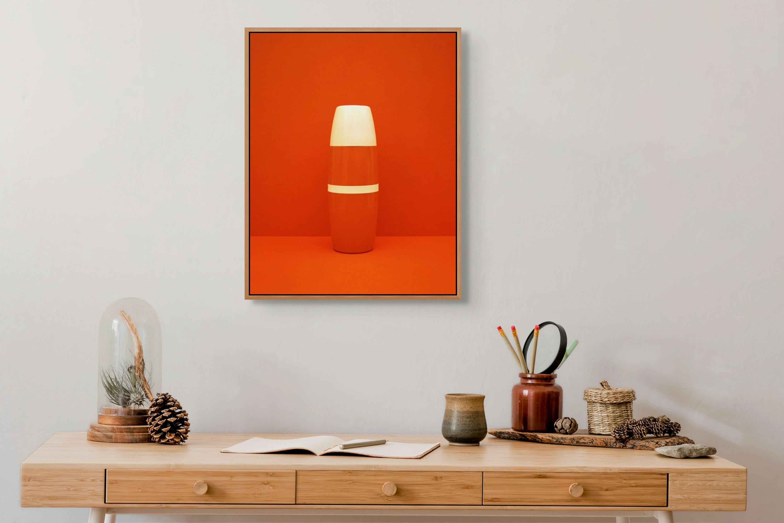 Frasco Naranja (Fotografía Abstracta) - Photograph de Richard Caldicott