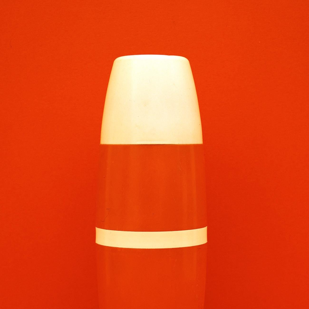 Frasco Naranja (Fotografía Abstracta) - Photograph Abstracto de Richard Caldicott