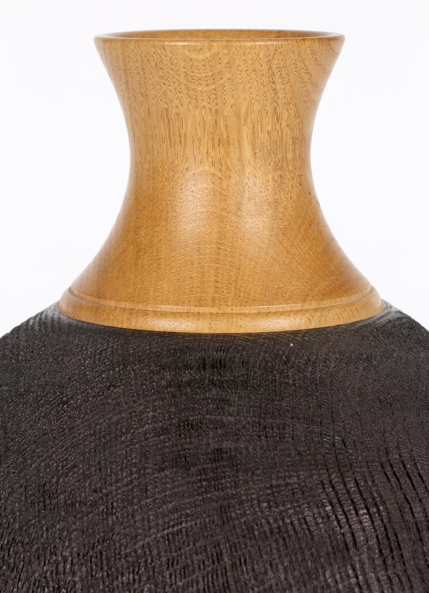 Richard Chapman - Vase en bois de chêne anglais tourné et teinté à la main en vente 2