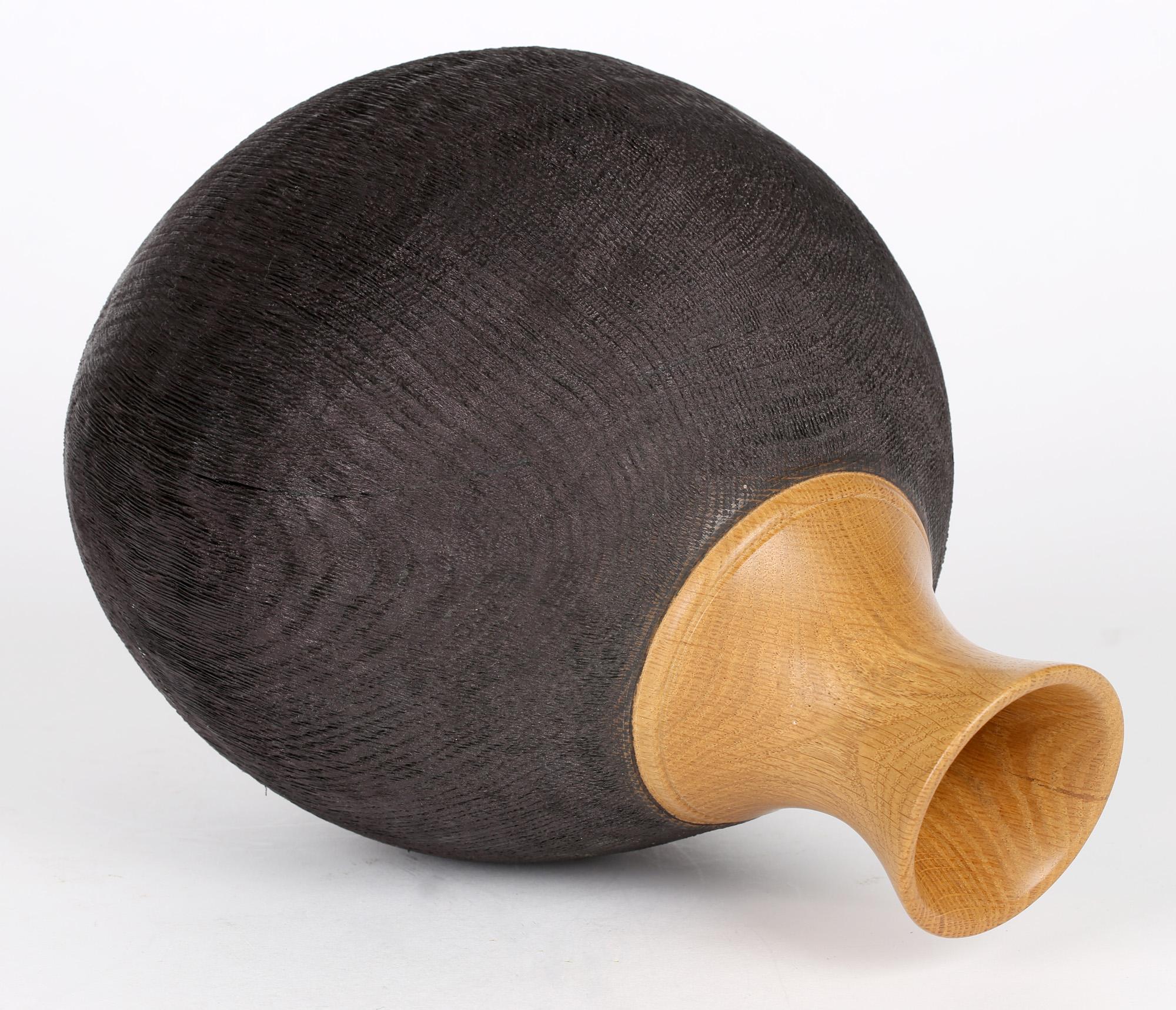 Richard Chapman - Vase en bois de chêne anglais tourné et teinté à la main en vente 5