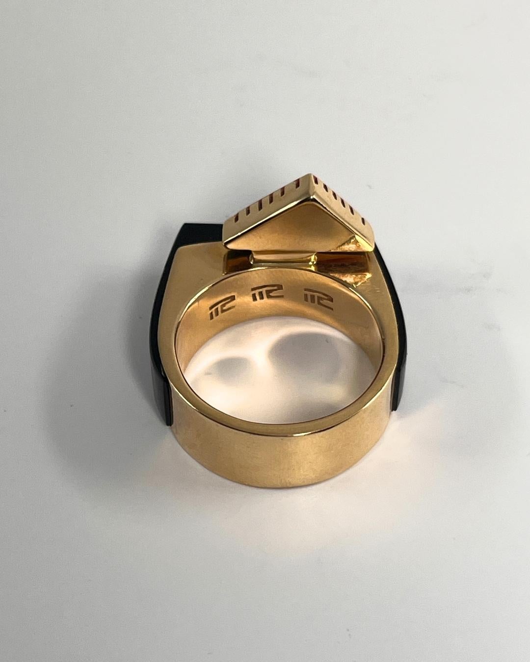 Richard Chavez Ring aus Gelbgold aus schwarzer Jade, Koralle, Türkis und Gelbgold, 1998 im Zustand „Hervorragend“ im Angebot in New York, NY