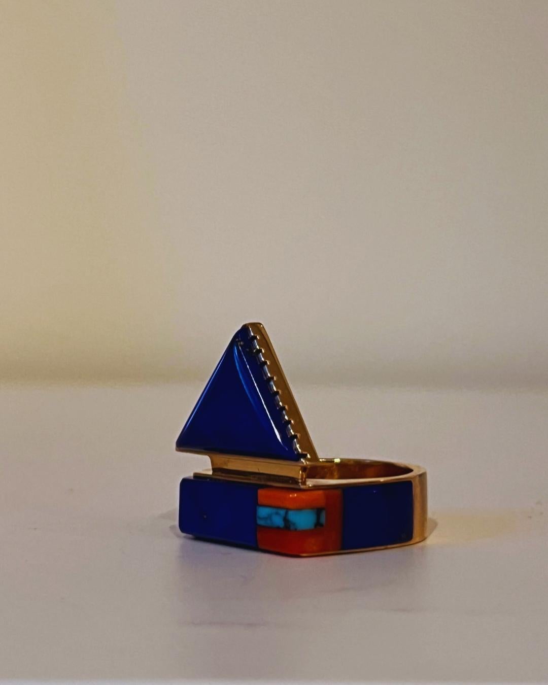 Richard Chavez Ring aus Gelbgold mit Lapis Koralle Türkis und Gelbgold 1997 im Angebot 1