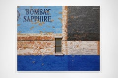 Enseigne fantôme sur un mur - Photorealism / Contemporary Cityscape / Bombay Sapphire