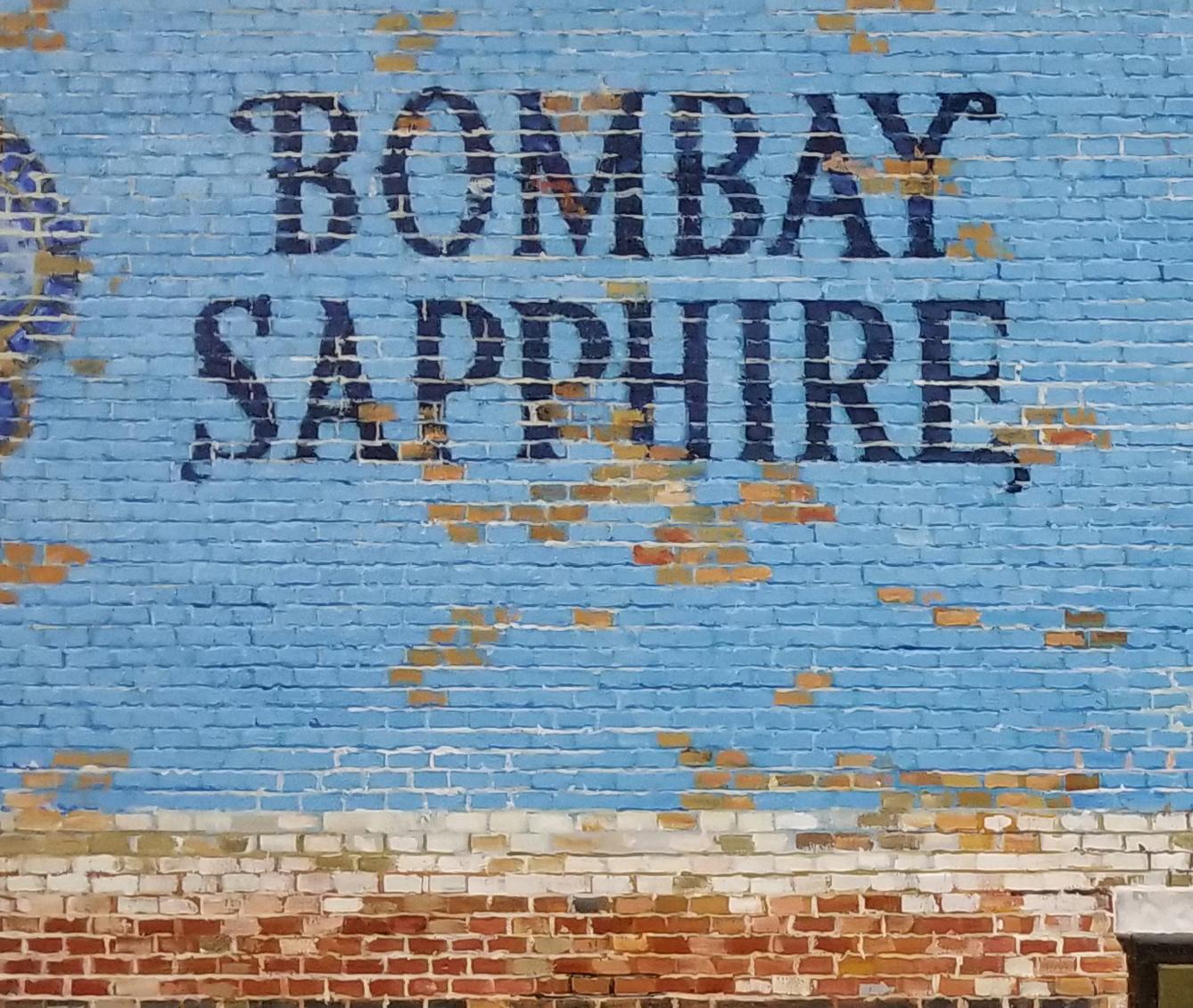 INSEGNA DI GHOST SU UN MURO - Fotorealismo / Paesaggio urbano contemporaneo / Bombay Sapphire - Painting Contemporaneo di Richard Combes