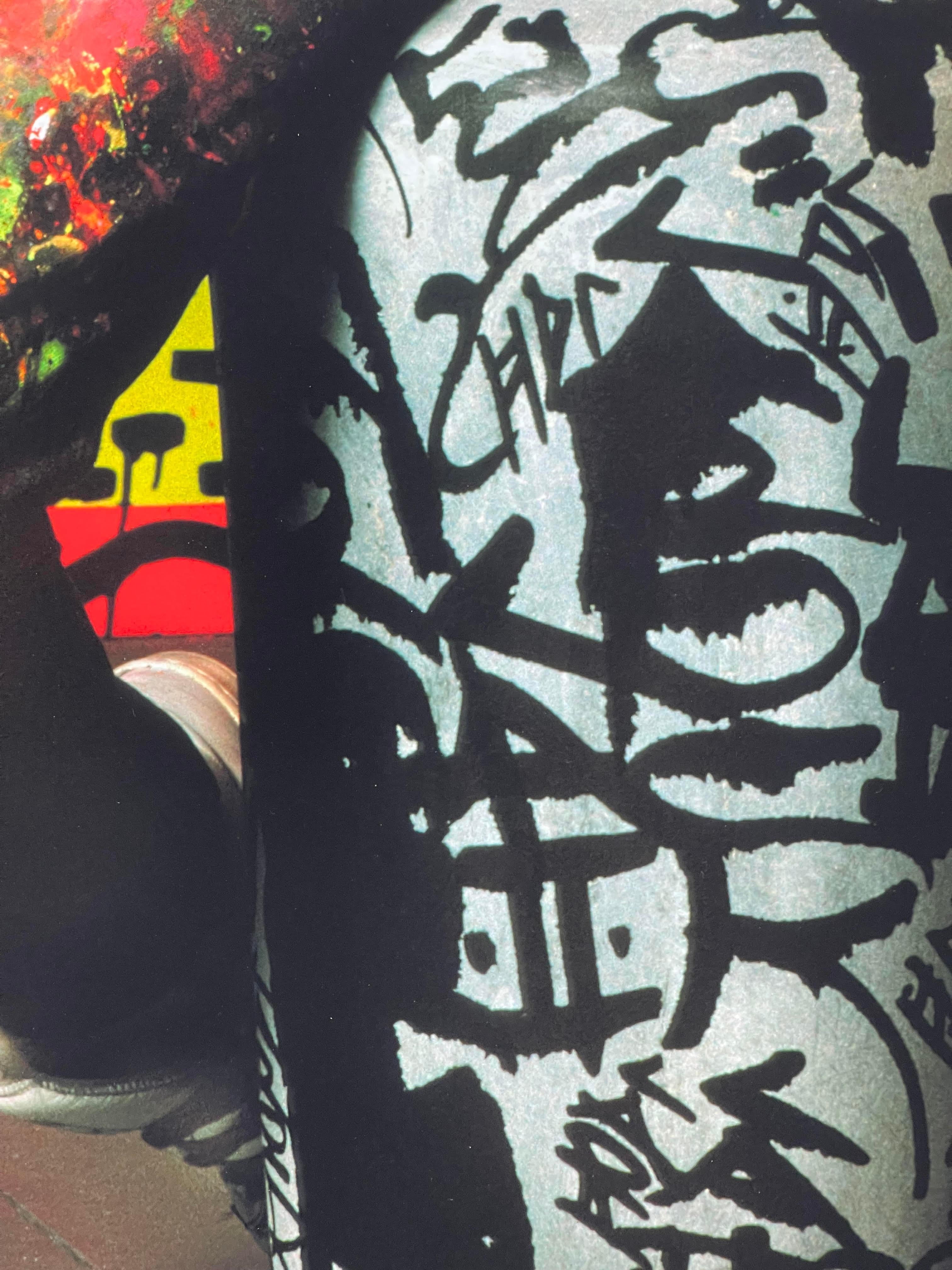 Keith Haring 1 - NYC, 1985 firmado a mano, numerado dos veces; marco de madera pintado a mano en venta 9