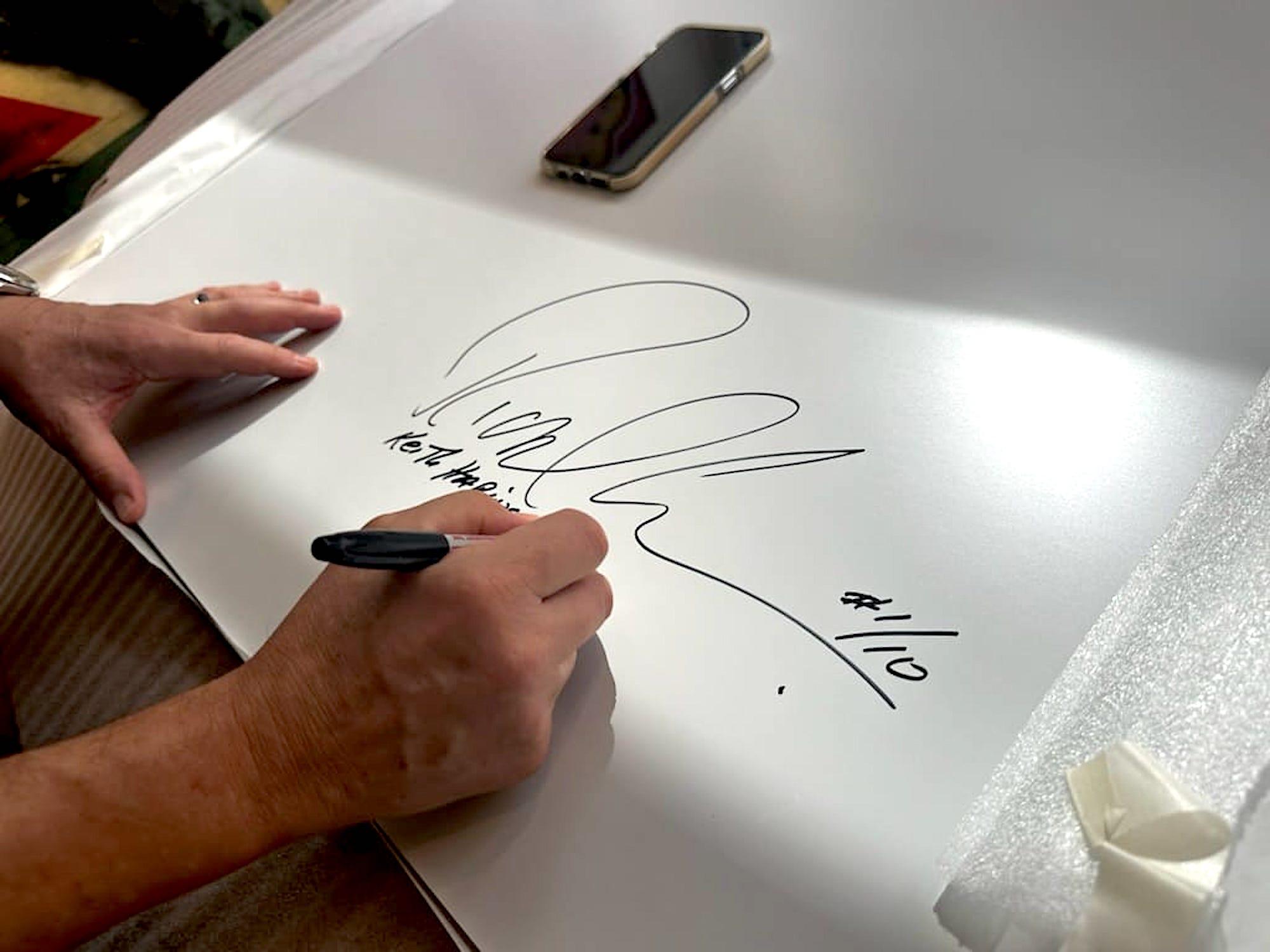 Keith Haring 1 - NYC, 1985 firmado a mano, numerado dos veces; marco de madera pintado a mano en venta 12