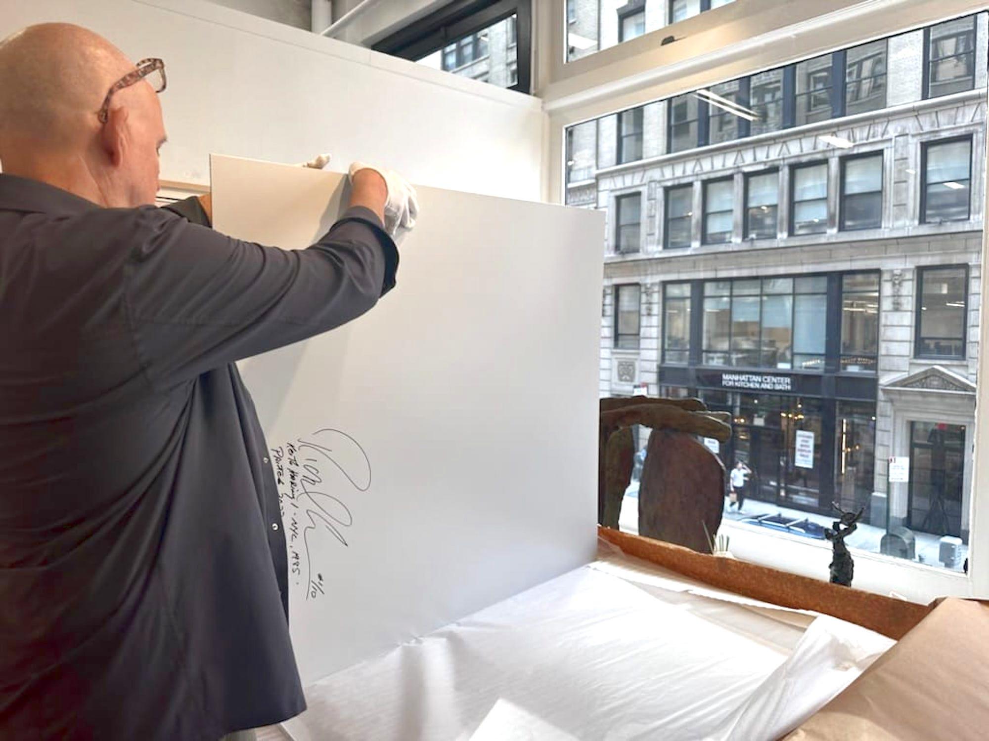 Keith Haring 1 - NYC, 1985 firmado a mano, numerado dos veces; marco de madera pintado a mano en venta 13