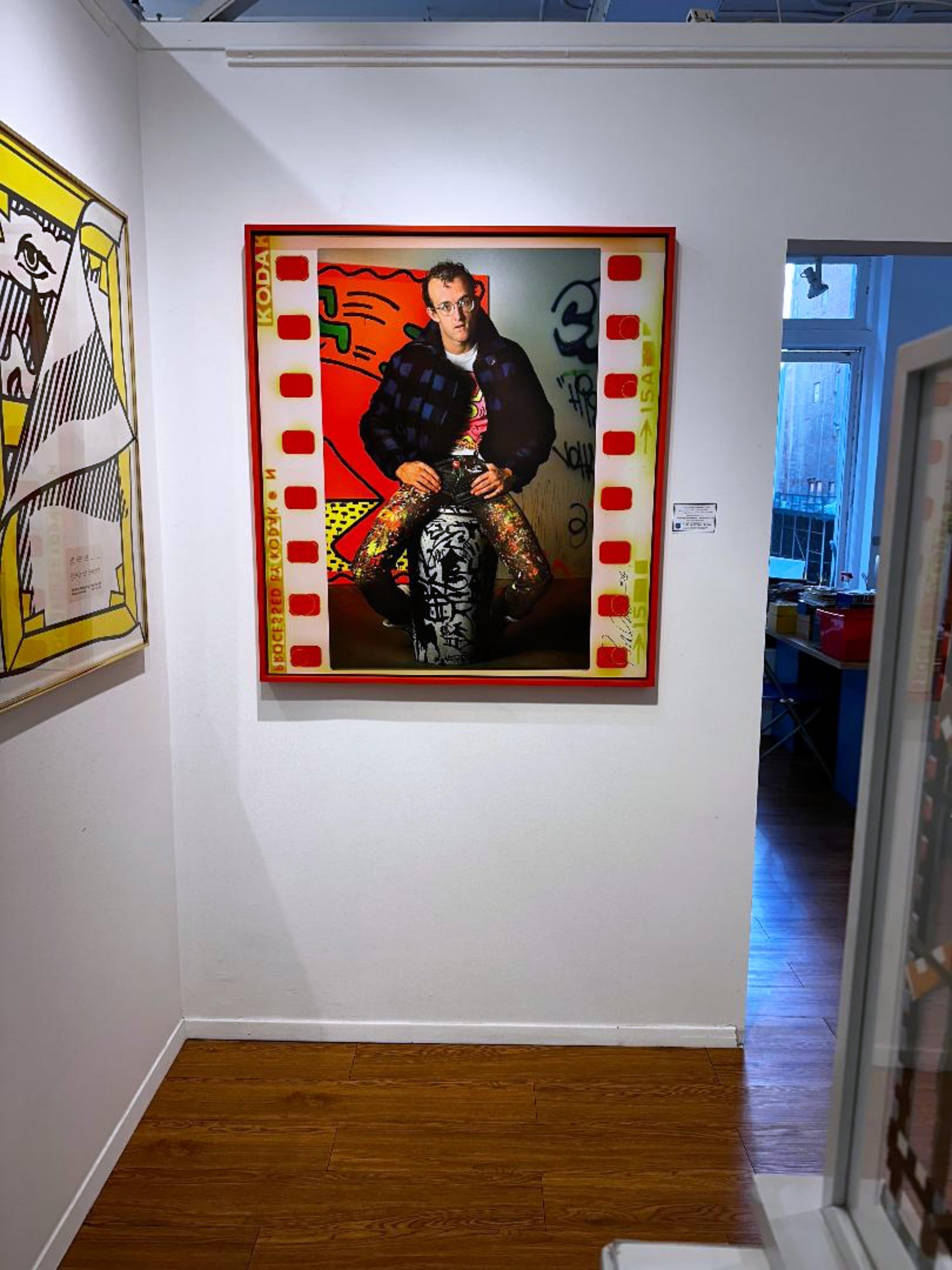 Keith Haring 1 - NYC, 1985 firmado a mano, numerado dos veces; marco de madera pintado a mano - Print de Richard Corman