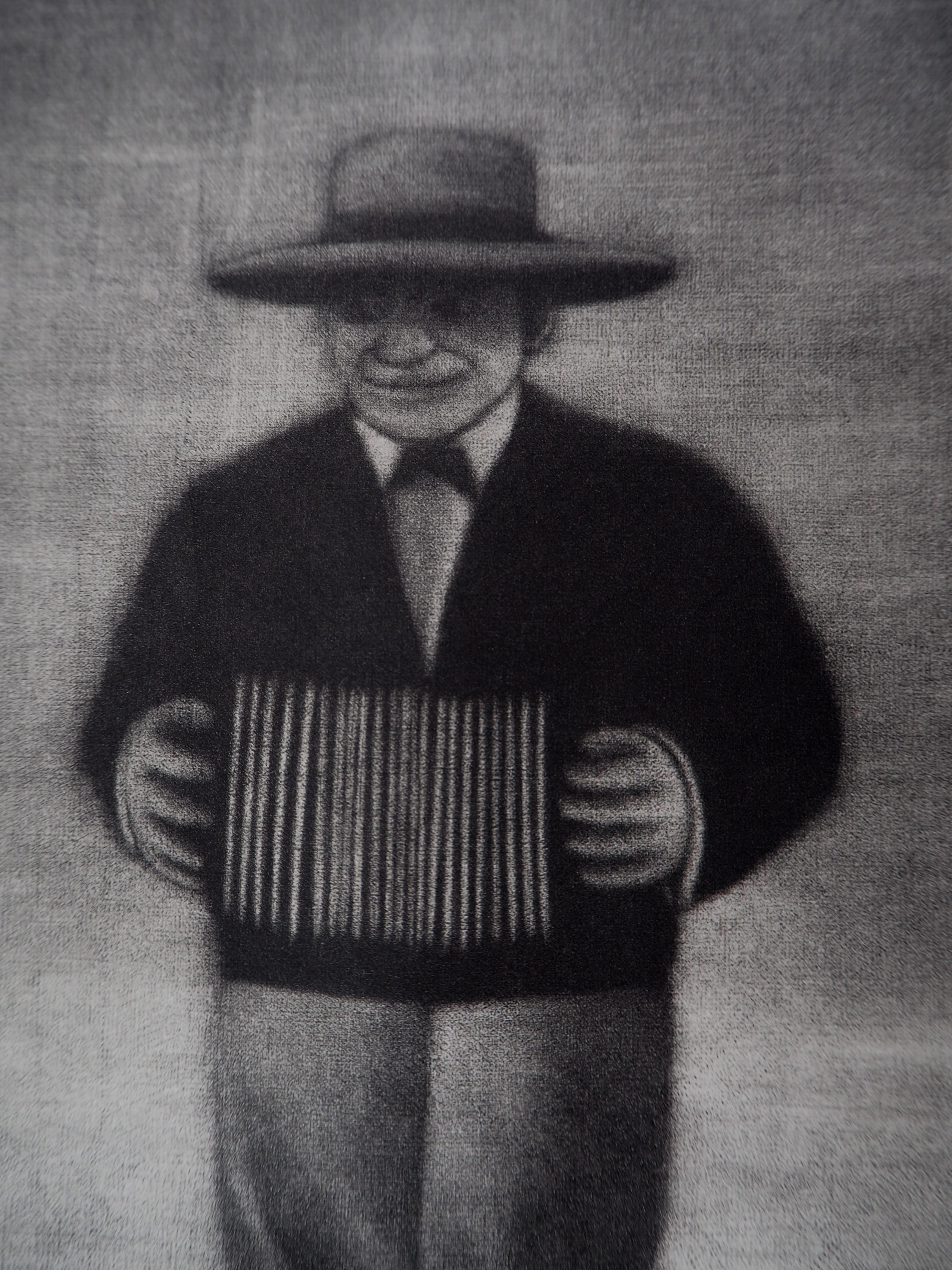 Man with Accordion - Original Handsigned Etching - Ltd 60 copies - Modern Print by Richard Davies