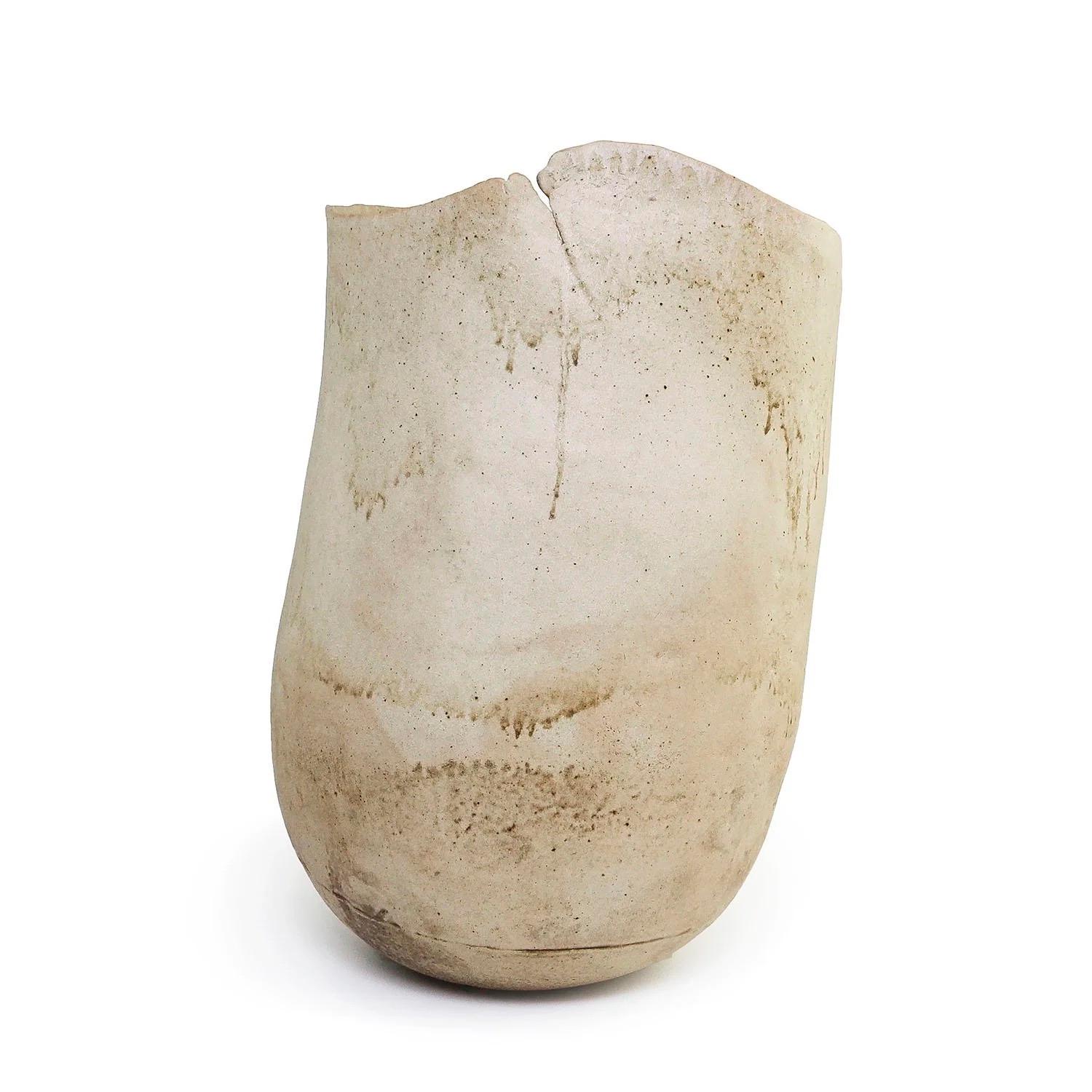 Schiff Nr. 378 (INV-Nr. NP5676)
Richard DeVore
Steingut und Glasur
16.75 × 7.5 × 11”
1975
 
BIO- 
Richard DeVore (1933 - 2006) war einer der bedeutendsten amerikanischen Keramiker des vergangenen Jahrhunderts. Er erwarb 1955 einen B.Ed.-Abschluss