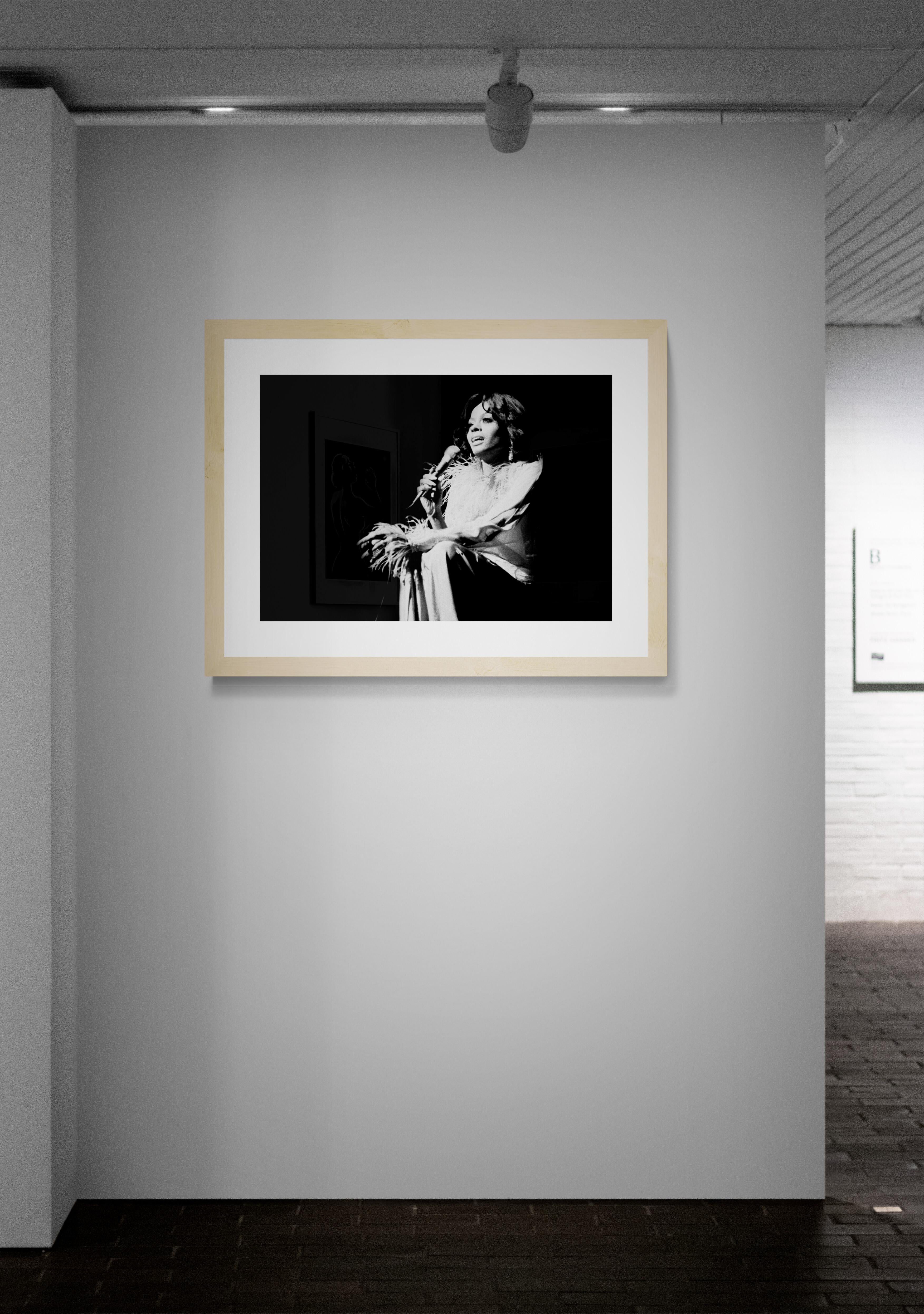 Titel: Diana Ross #1 Foto   Ein Abend mit Diana Ross im The Palace Theater in New York City, 1976.
Künstler: Richard E. Aaron
Nachlass-Edition: Handnummeriert mit Nachlassstempel im Rand, Signaturstempel auf der Rückseite, Pigmentdruck auf
