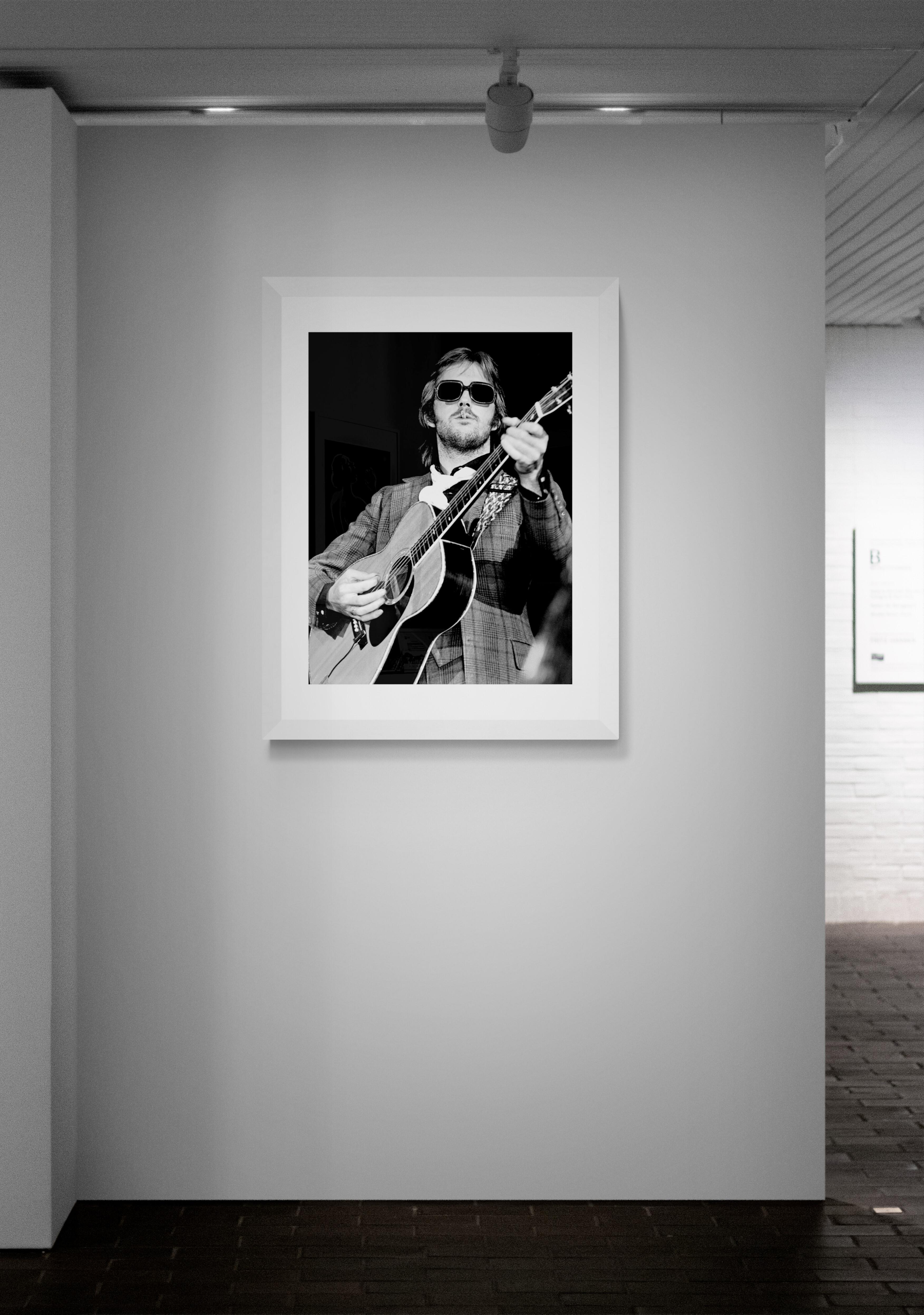 Eric Clapton (Schwarz), Black and White Photograph, von Richard E. Aaron