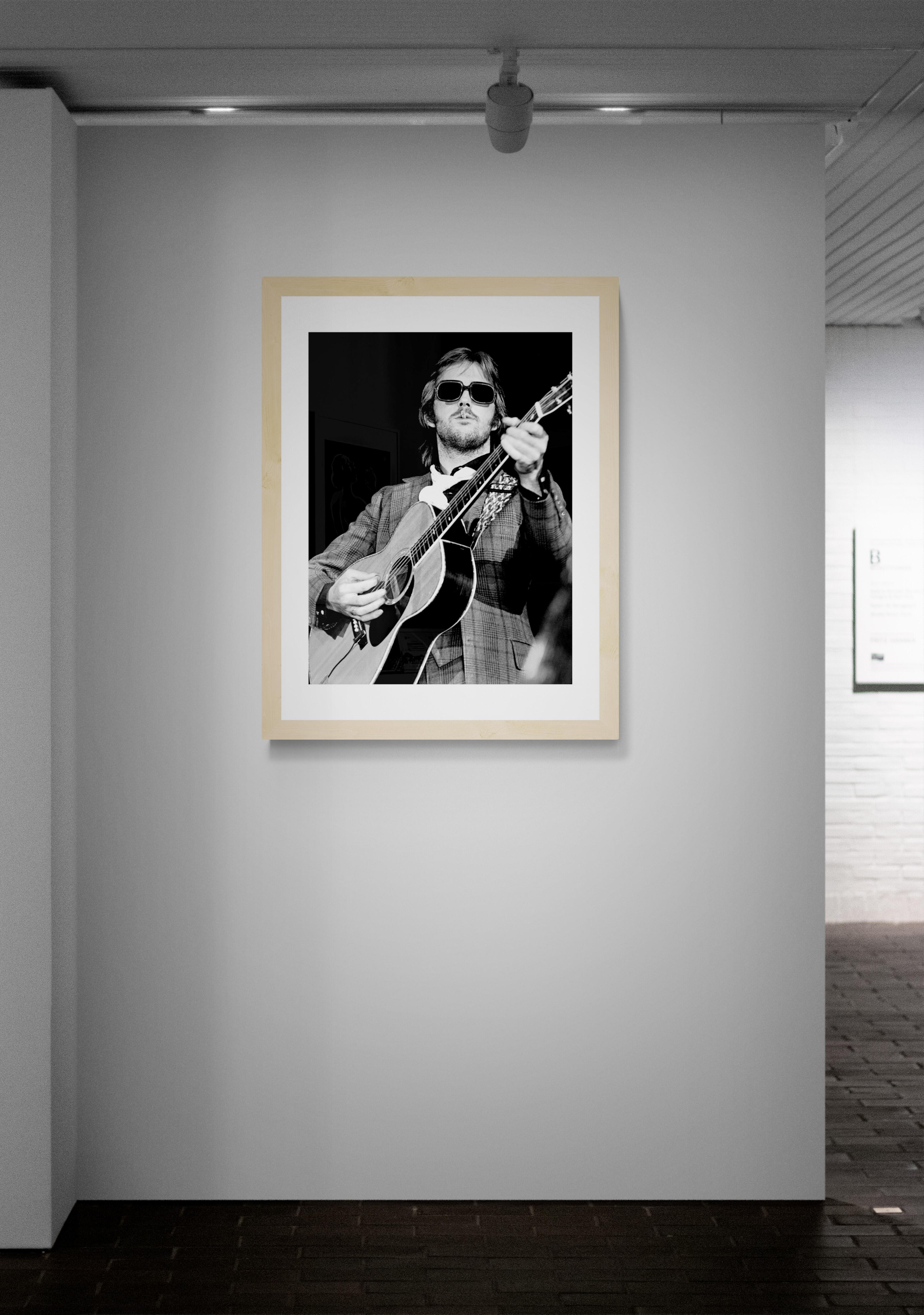 Titel: Eric Clapton Konzertfoto
Künstler: Richard E. Aaron
Nachlass-Edition: Handnummeriert mit Nachlassstempel im Rand, Signaturstempel auf der Rückseite, Pigmentdruck auf Hahnemühle Photo Rag Pearl, 100% Baumwollpapier, Kunstdruckpapier.