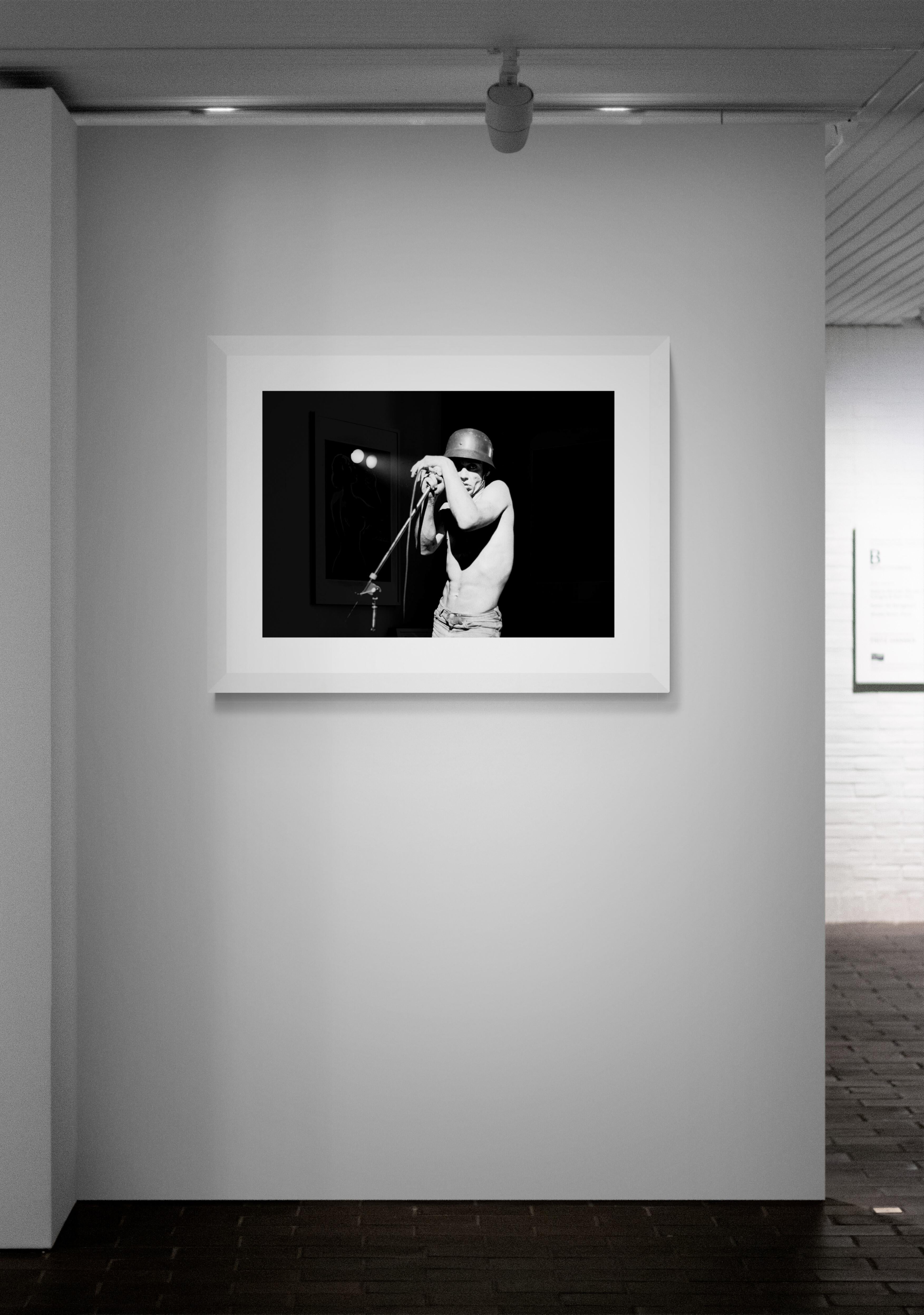 Iggy Pop #3 Foto (Schwarz), Black and White Photograph, von Richard E. Aaron