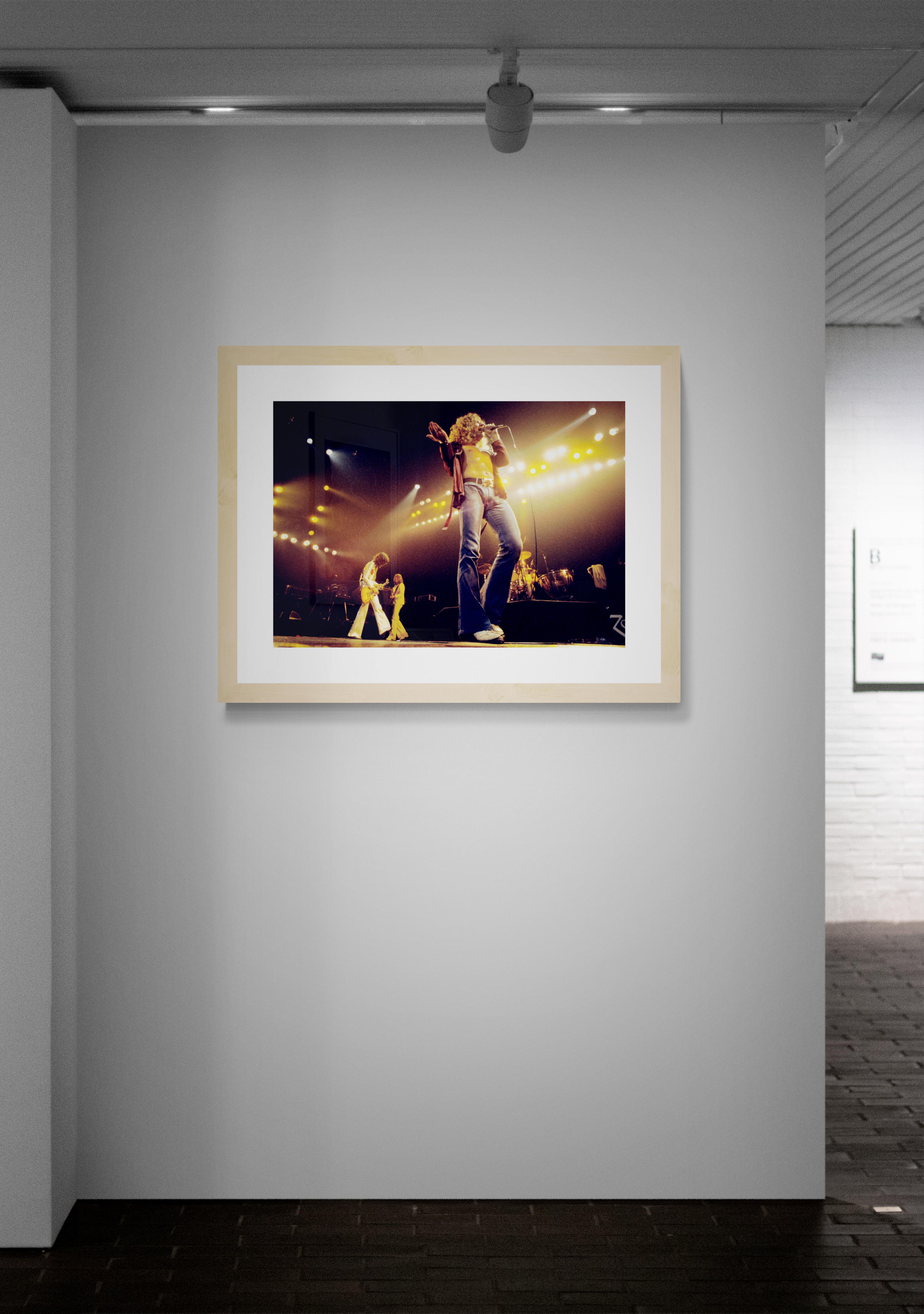 Titel: Led Zeppelin #4 Konzertfoto
Künstler: Richard E. Aaron
Nachlass-Edition: Handnummeriert mit Nachlassstempel im Rand, Signaturstempel auf der Rückseite, Pigmentdruck auf Hahnemühle Photo Rag Pearl, 100% Baumwollpapier, Kunstdruckpapier.