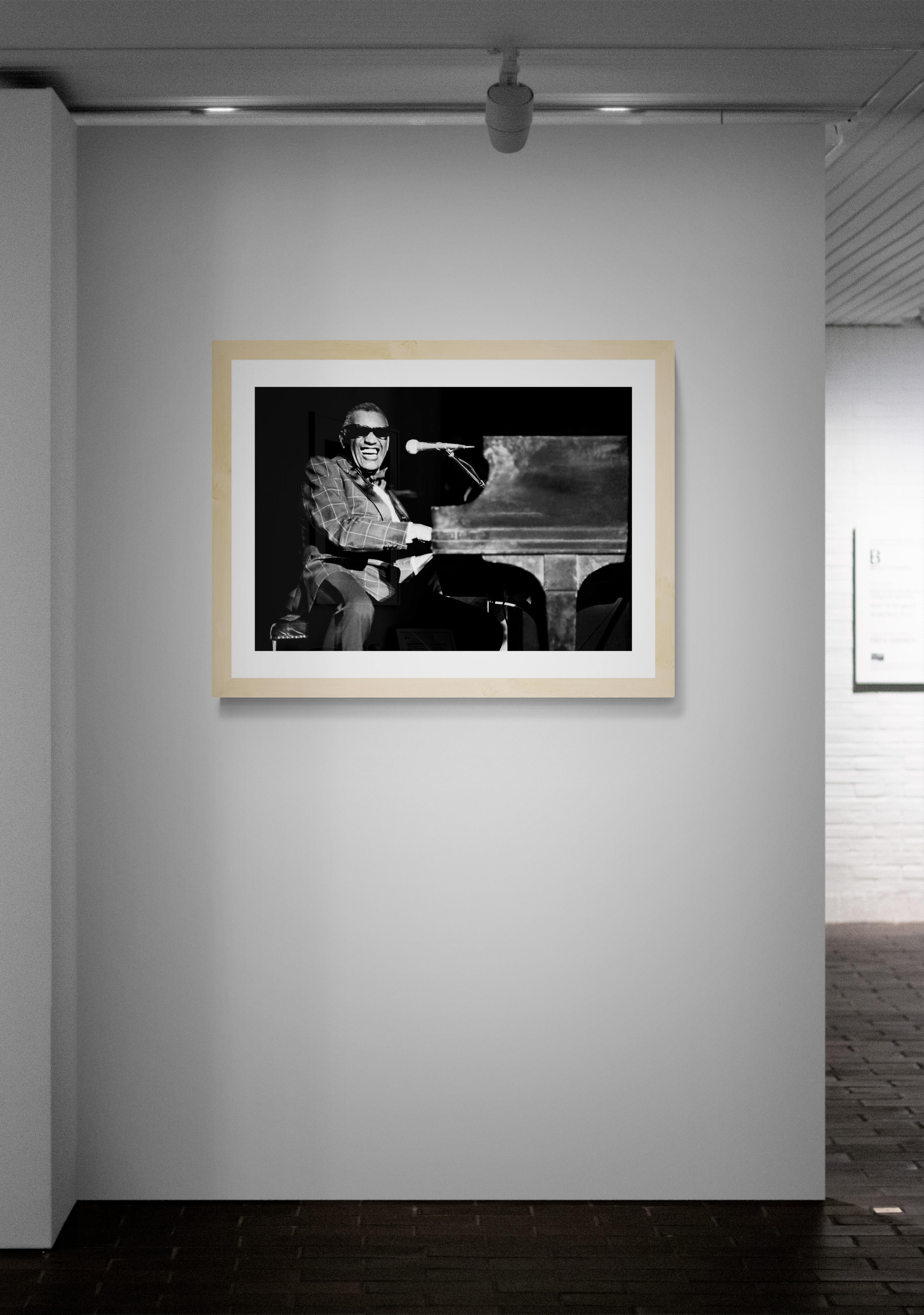 Titel: Ray Charles #2 Foto
Künstler: Richard E. Aaron
Nachlass-Edition: Handnummeriert mit Nachlassstempel im Rand, Signaturstempel auf der Rückseite, Pigmentdruck auf Hahnemühle Photo Rag Pearl, 100% Baumwollpapier, Kunstdruckpapier. Autorisierte